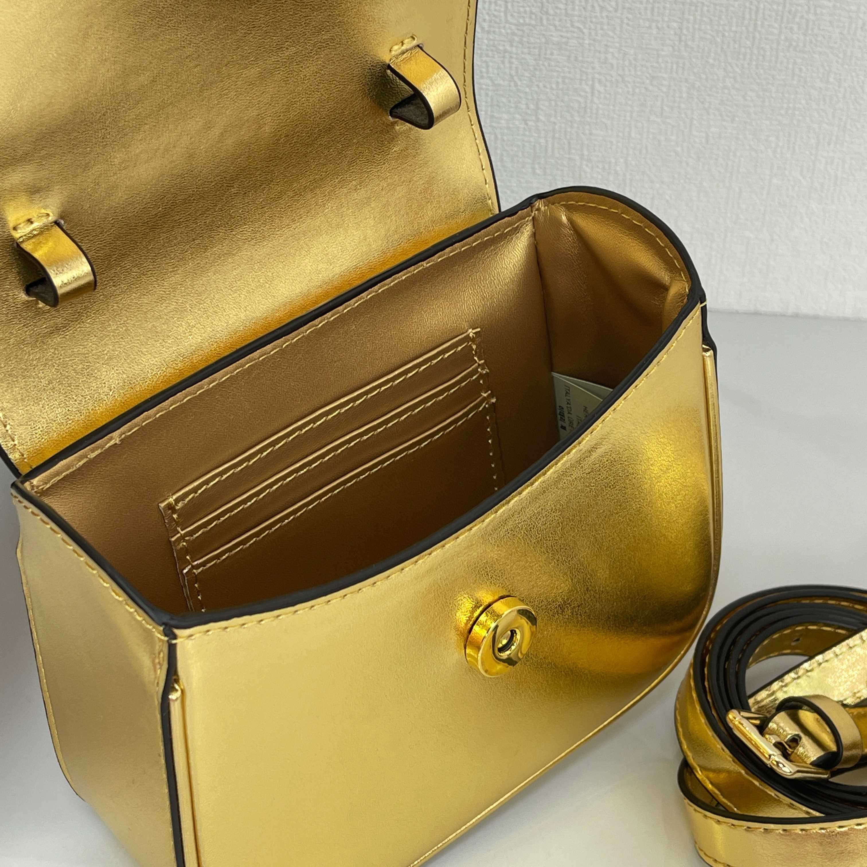 C2826 The new La Medusa mini bag, which has become very popular across the internet, is now available! It’s made from high-quality cowhide. The Ton-sur-Ton Medusa pattern in the center is highly recognizable. The handle at the top of the strap is detachab — image 6
