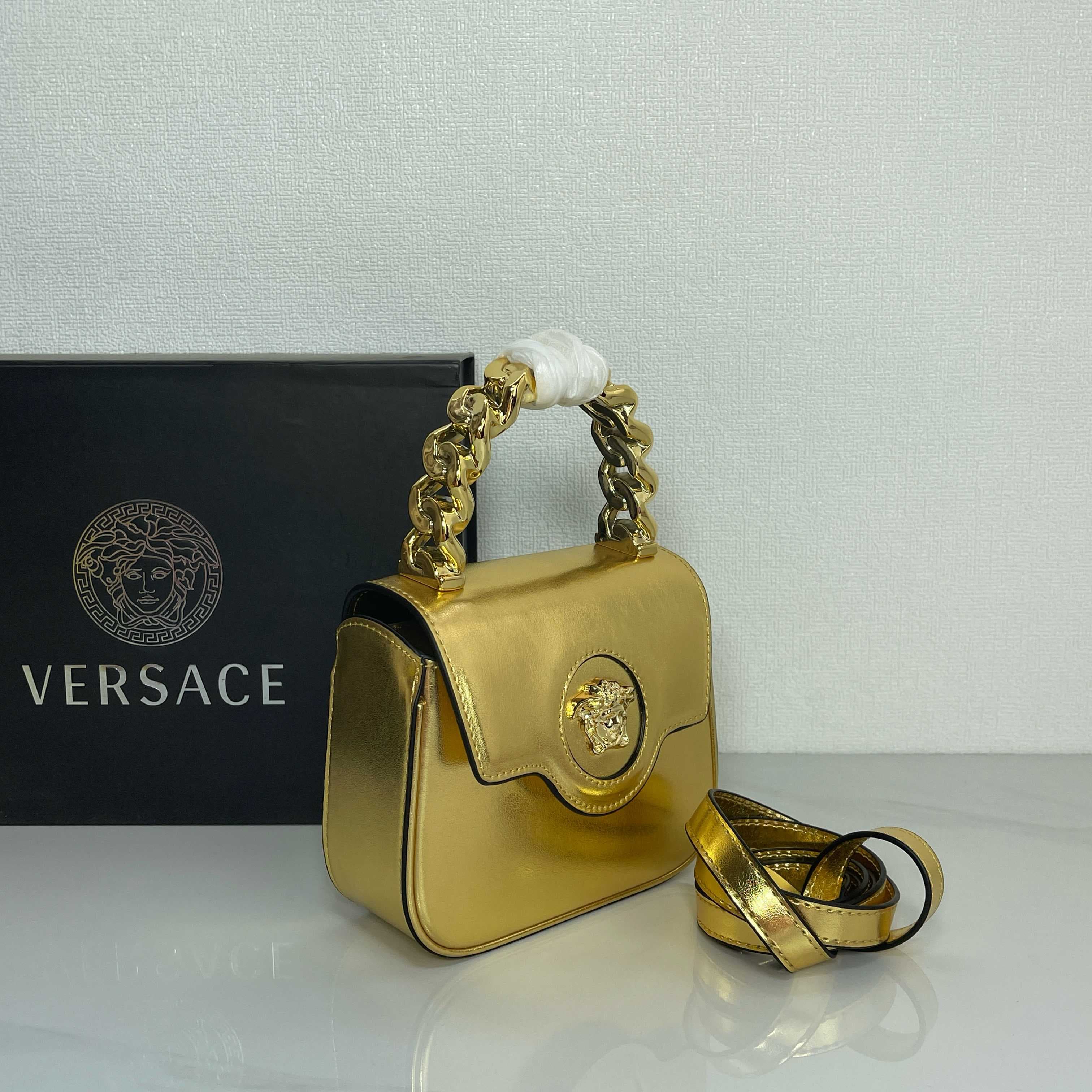 C2826 The new La Medusa mini bag, which has become very popular across the internet, is now available! It’s made from high-quality cowhide. The Ton-sur-Ton Medusa pattern in the center is highly recognizable. The handle at the top of the strap is detachab — image 2