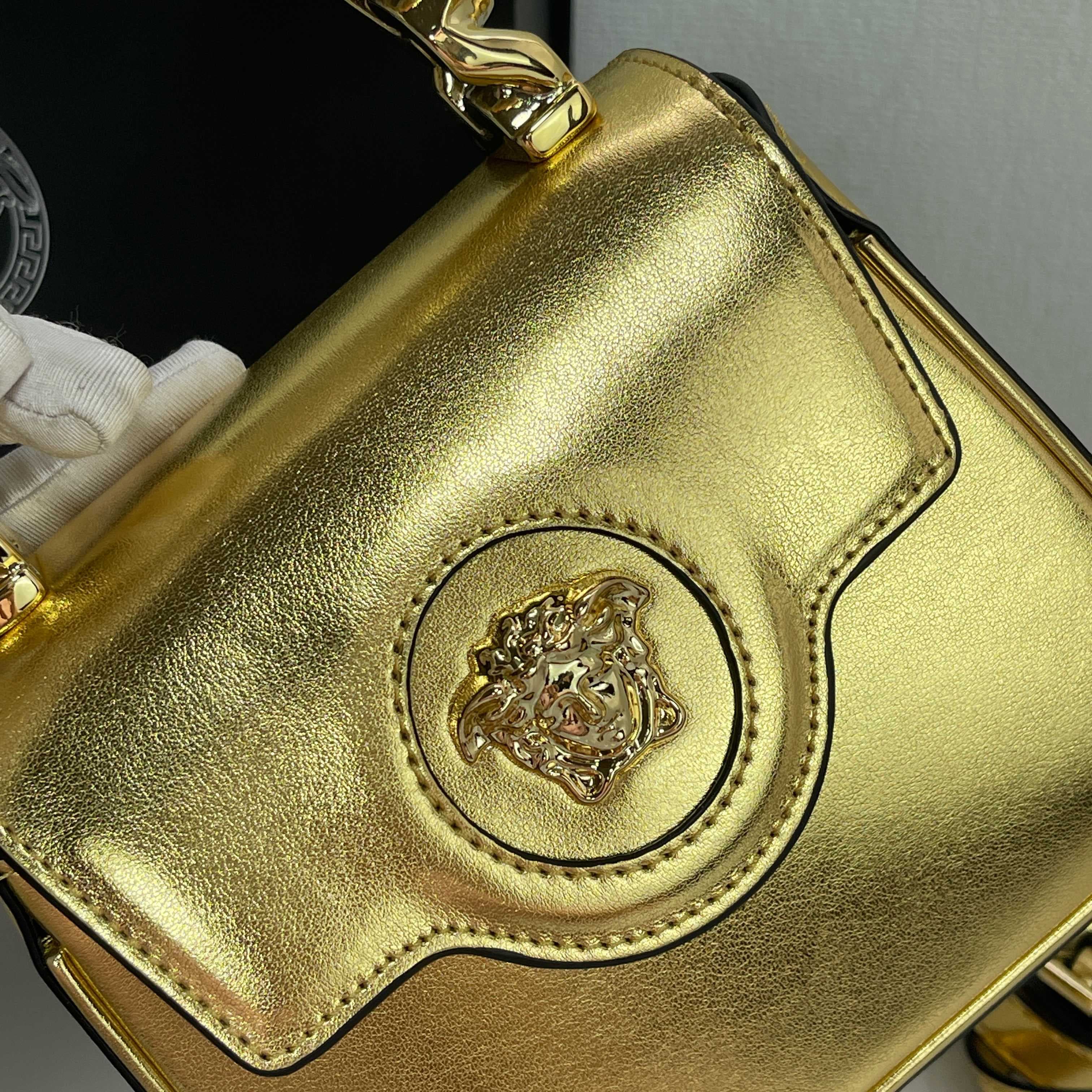 C2826 The new La Medusa mini bag, which has become very popular across the internet, is now available! It’s made from high-quality cowhide. The Ton-sur-Ton Medusa pattern in the center is highly recognizable. The handle at the top of the strap is detachab — image 4
