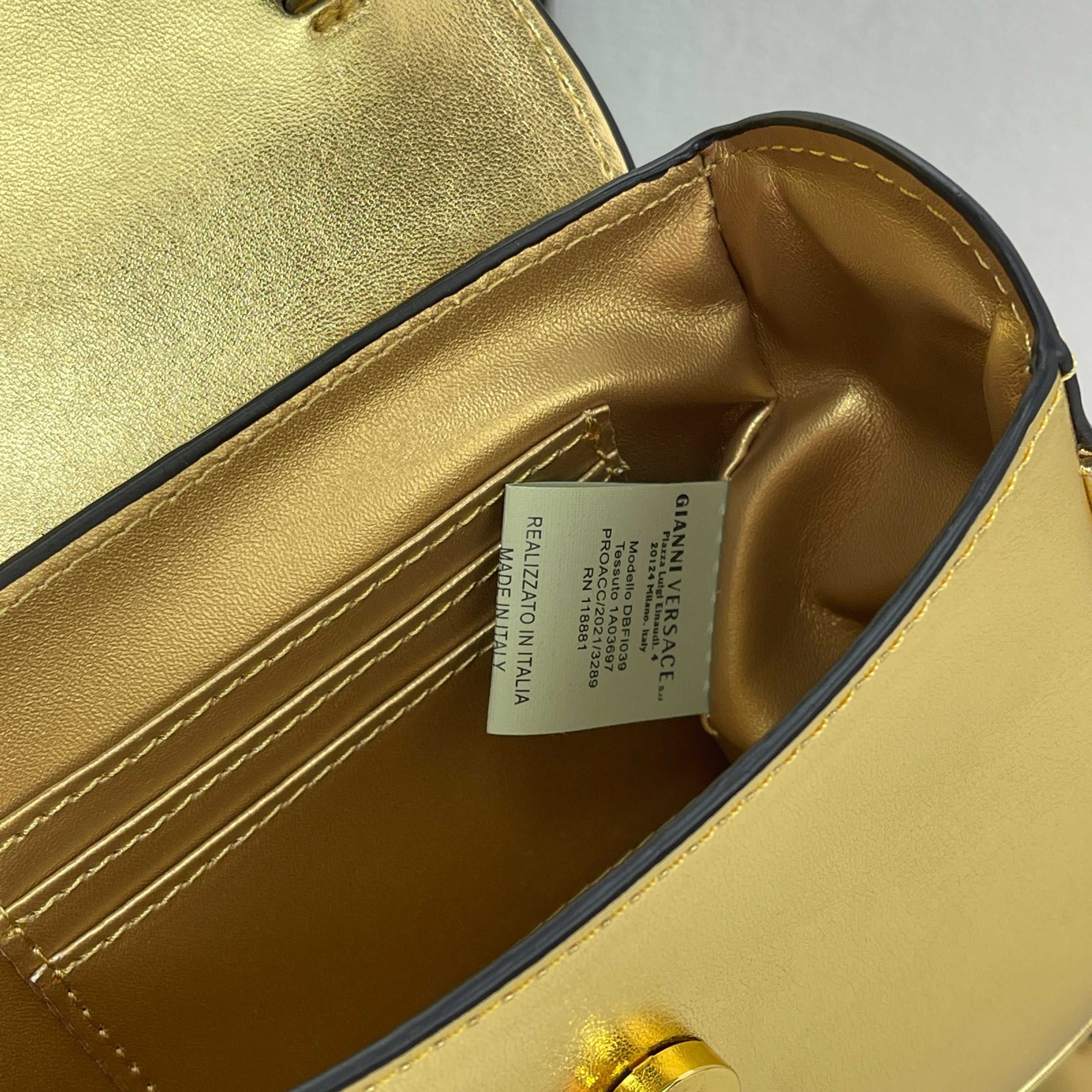 C2826 The new La Medusa mini bag, which has become very popular across the internet, is now available! It’s made from high-quality cowhide. The Ton-sur-Ton Medusa pattern in the center is highly recognizable. The handle at the top of the strap is detachab — image 7