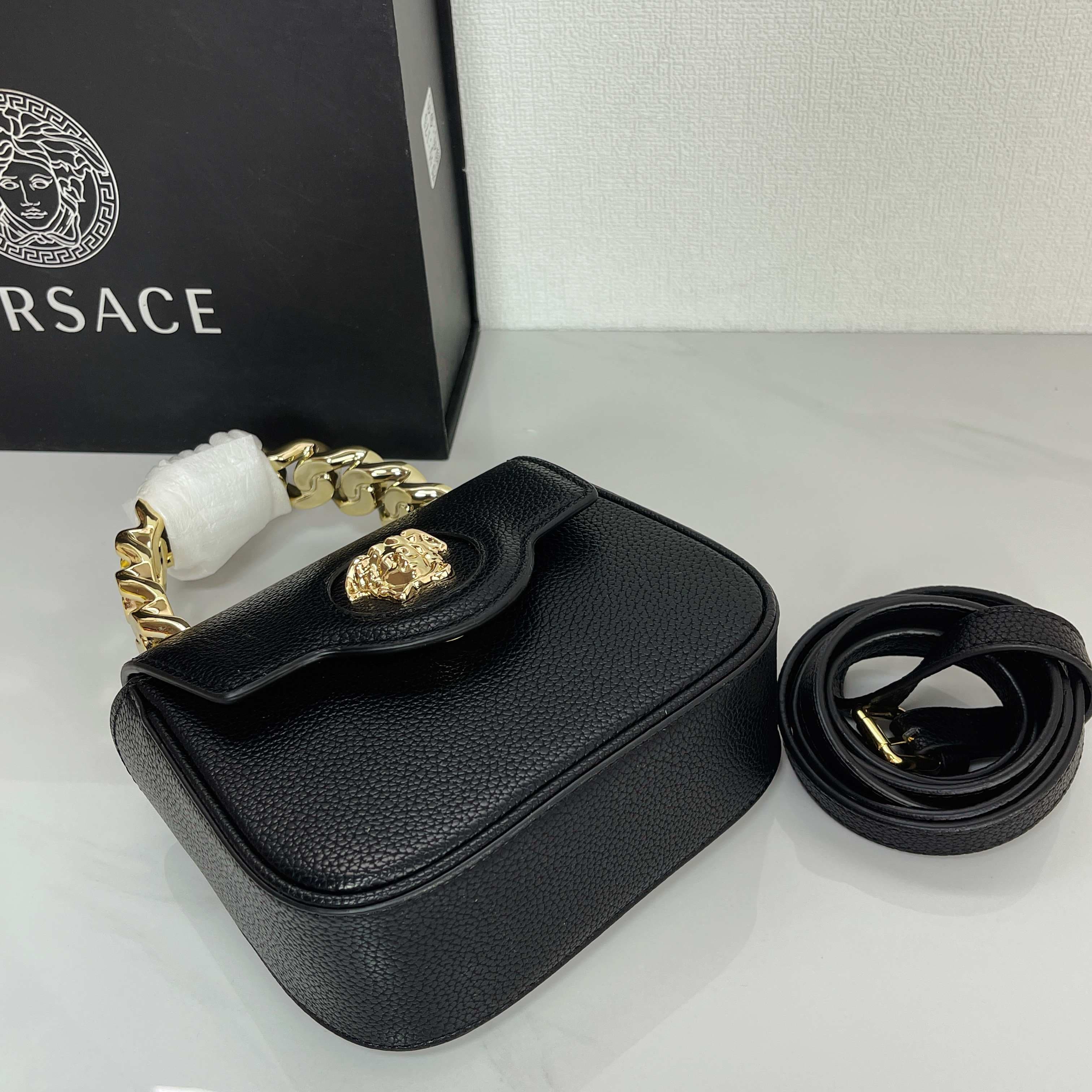 C2830 The new La Medusa mini bag, which has become very popular across the internet, is now available! It’s made from high-quality cowhide. The ton-sur-ton Medusa pattern in the center is highly recognizable. The handle at the top of the strap is detachab — image 4