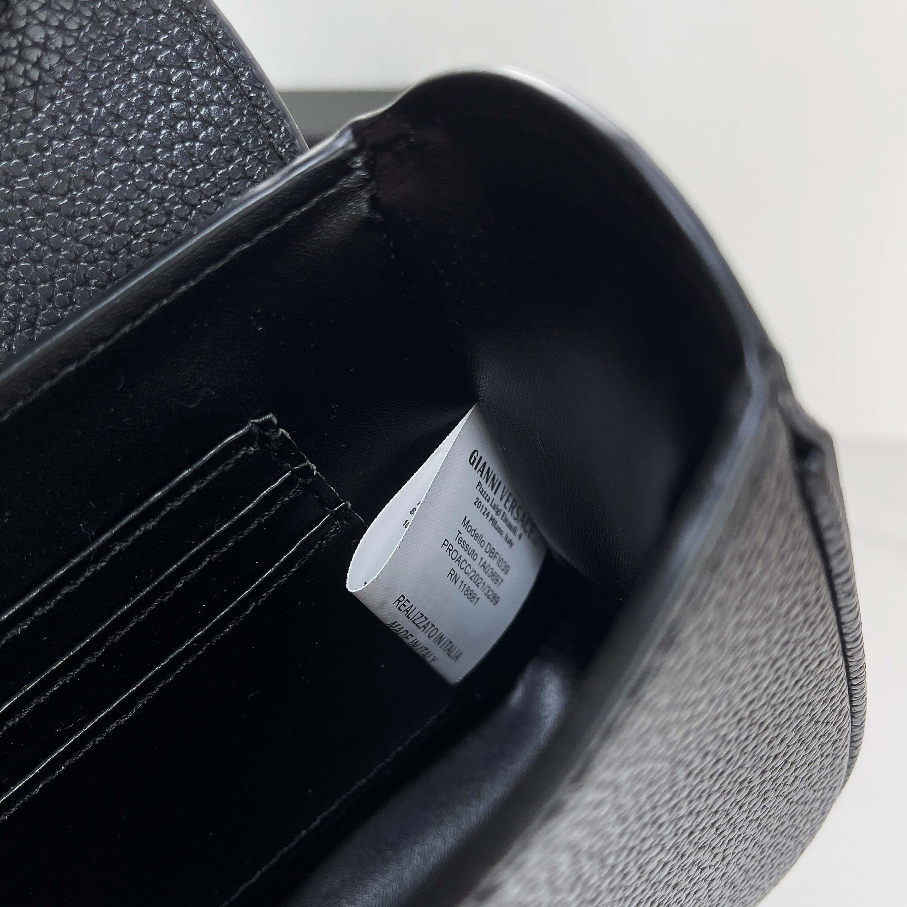C2830 The new La Medusa mini bag, which has become very popular across the internet, is now available! It’s made from high-quality cowhide. The ton-sur-ton Medusa pattern in the center is highly recognizable. The handle at the top of the strap is detachab — image 8