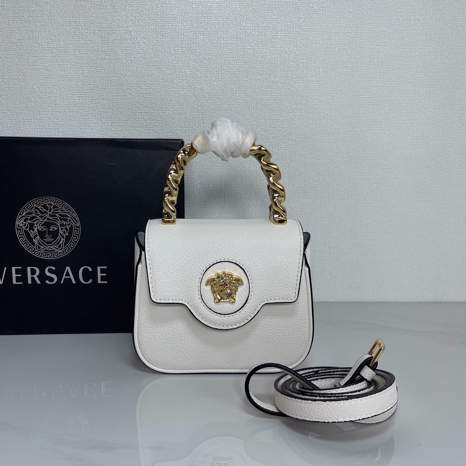 C2829 The new La Medusa mini bag, which has become very popular across the internet, is now available! It’s made from high-quality cowhide. The ton-sur-ton Medusa pattern in the center is highly recognizable. The handle at the top of the strap is detachab — image 1