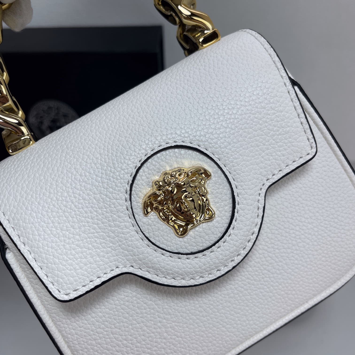 C2829 The new La Medusa mini bag, which has become very popular across the internet, is now available! It’s made from high-quality cowhide. The ton-sur-ton Medusa pattern in the center is highly recognizable. The handle at the top of the strap is detachab — image 5