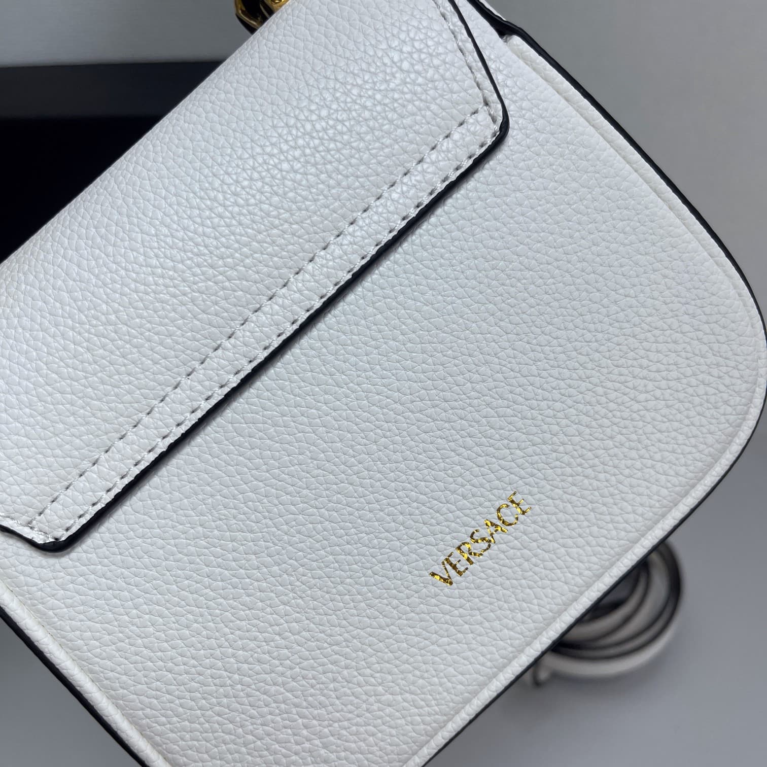 C2829 The new La Medusa mini bag, which has become very popular across the internet, is now available! It’s made from high-quality cowhide. The ton-sur-ton Medusa pattern in the center is highly recognizable. The handle at the top of the strap is detachab — image 6