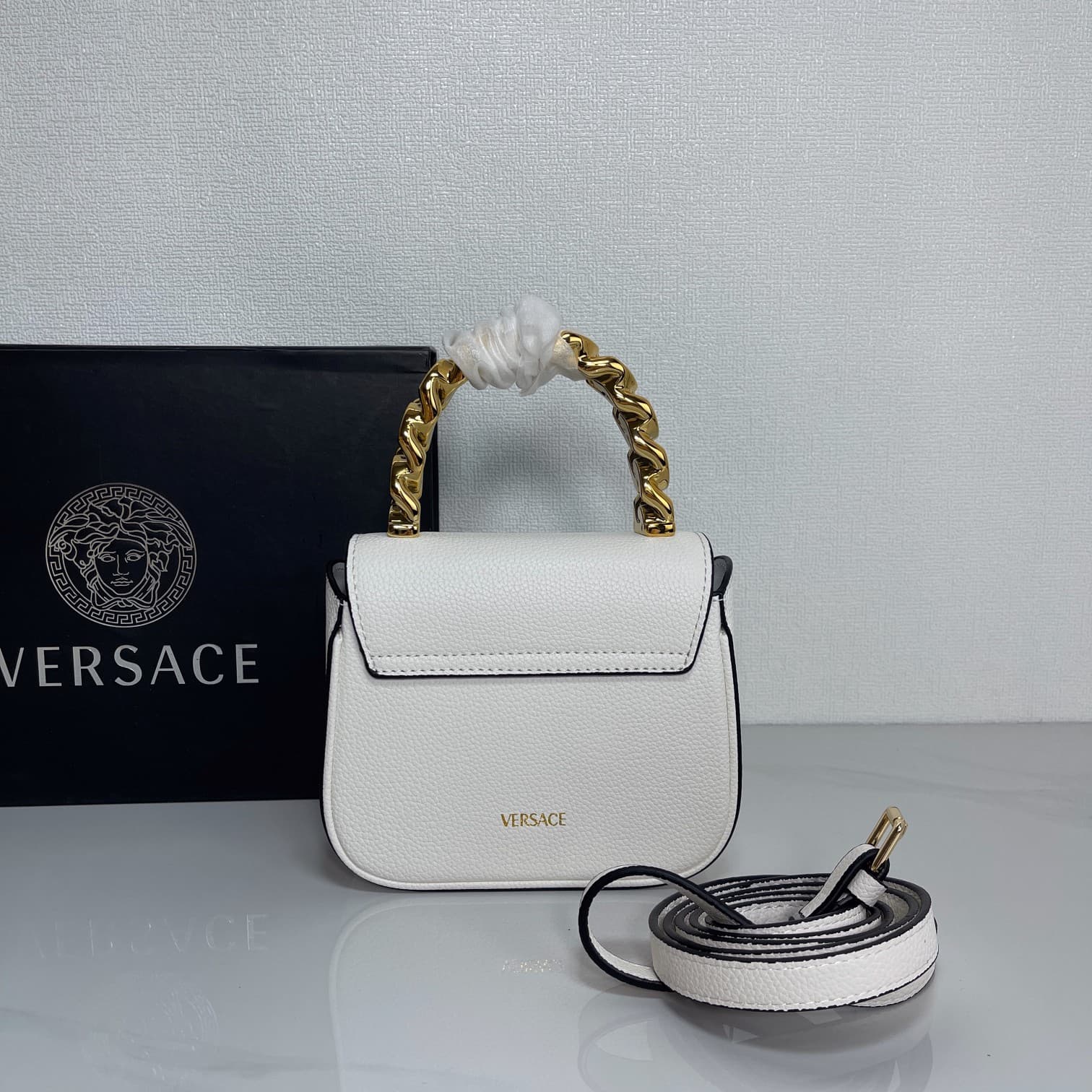 C2829 The new La Medusa mini bag, which has become very popular across the internet, is now available! It’s made from high-quality cowhide. The ton-sur-ton Medusa pattern in the center is highly recognizable. The handle at the top of the strap is detachab — image 3