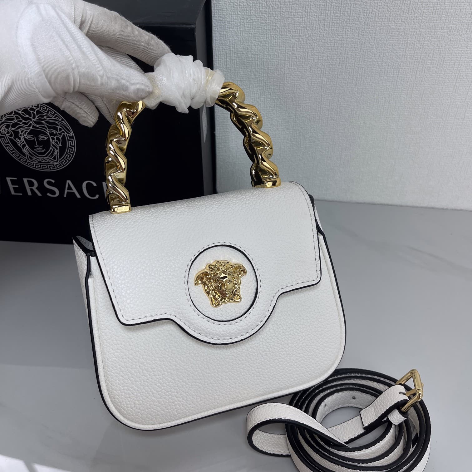 C2829 The new La Medusa mini bag, which has become very popular across the internet, is now available! It’s made from high-quality cowhide. The ton-sur-ton Medusa pattern in the center is highly recognizable. The handle at the top of the strap is detachab — image 4