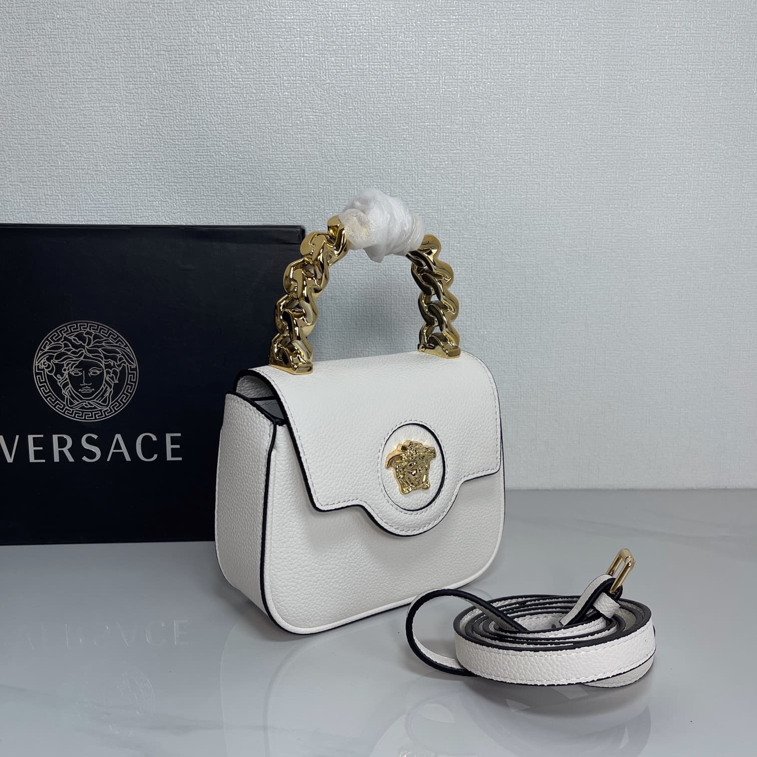 C2829 The new La Medusa mini bag, which has become very popular across the internet, is now available! It’s made from high-quality cowhide. The ton-sur-ton Medusa pattern in the center is highly recognizable. The handle at the top of the strap is detachab — image 2