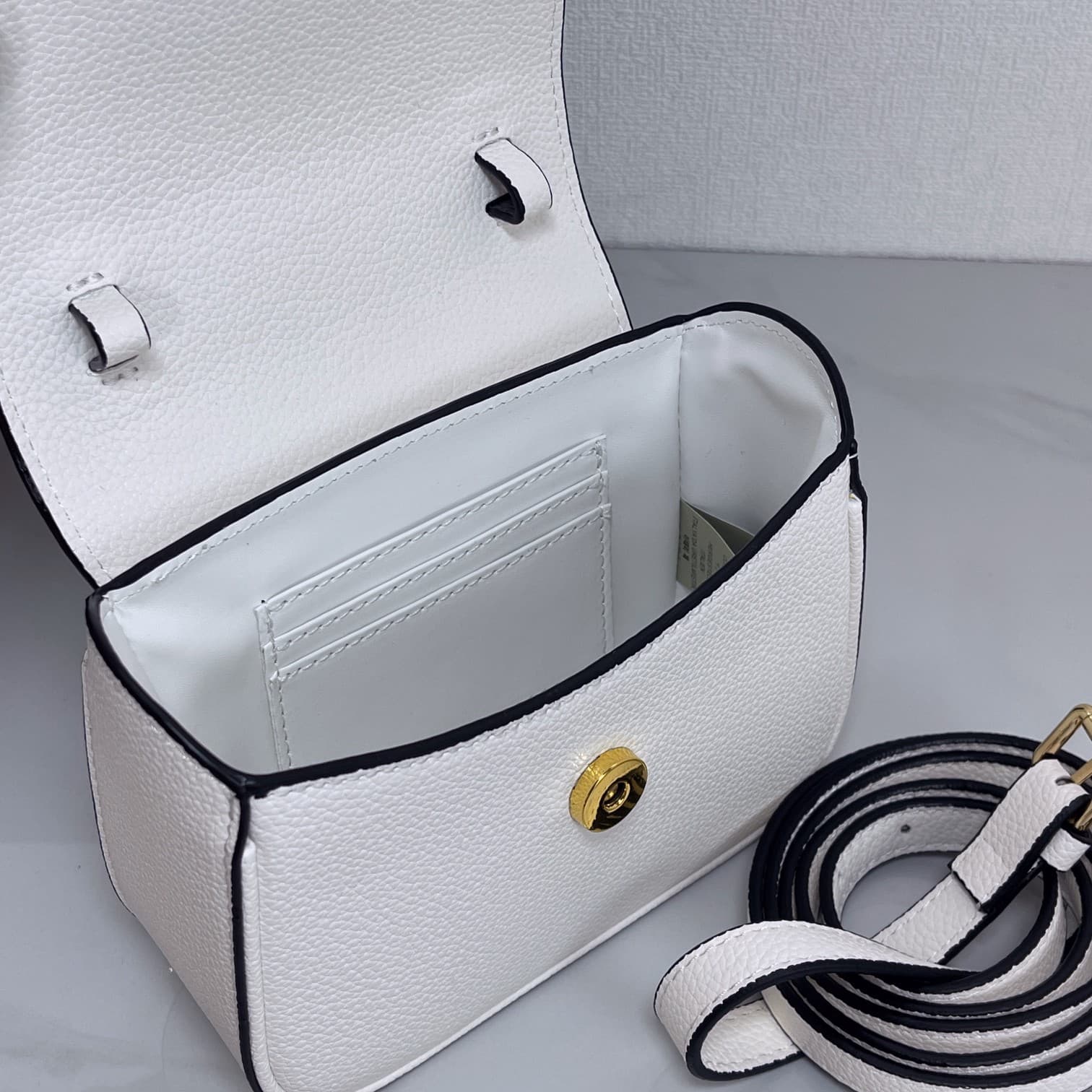 C2829 The new La Medusa mini bag, which has become very popular across the internet, is now available! It’s made from high-quality cowhide. The ton-sur-ton Medusa pattern in the center is highly recognizable. The handle at the top of the strap is detachab — image 7