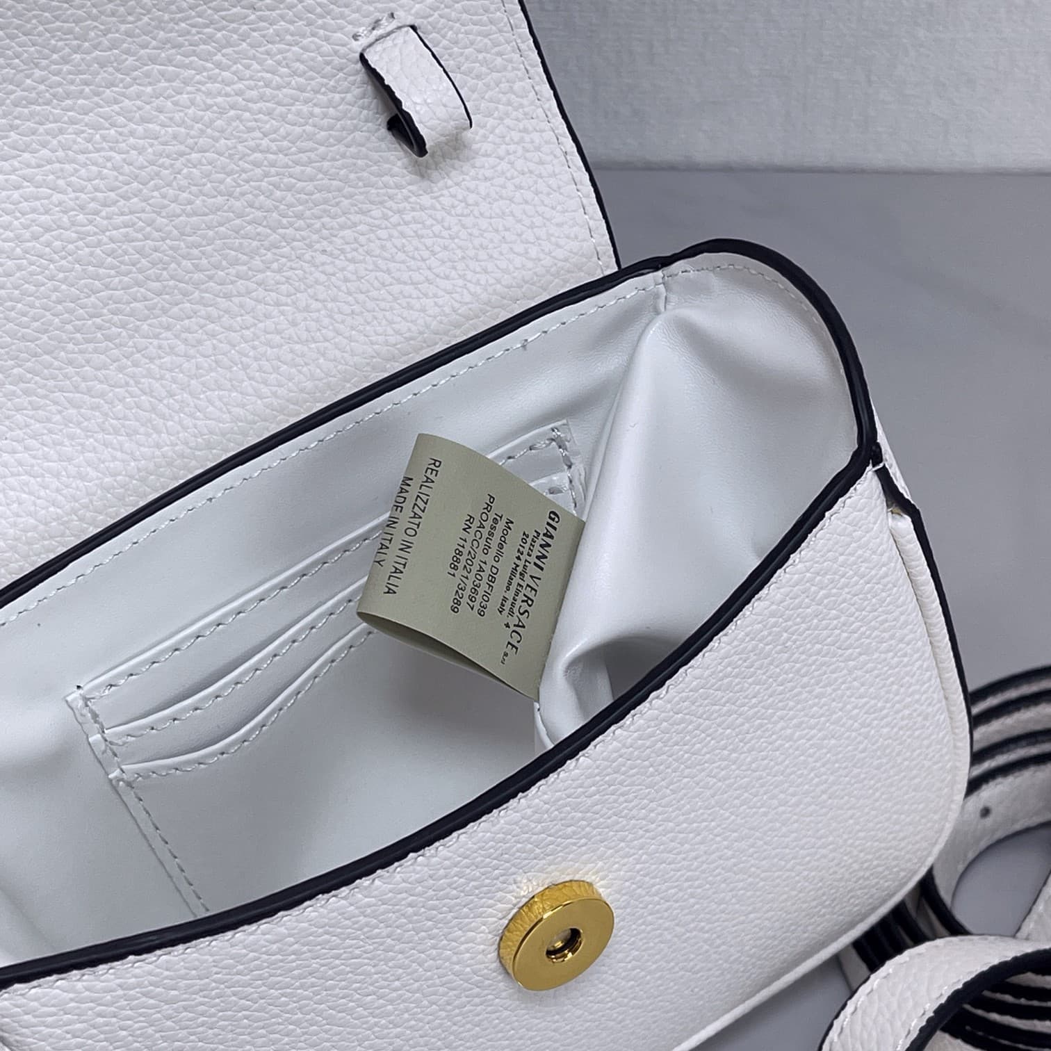 C2829 The new La Medusa mini bag, which has become very popular across the internet, is now available! It’s made from high-quality cowhide. The ton-sur-ton Medusa pattern in the center is highly recognizable. The handle at the top of the strap is detachab — image 8