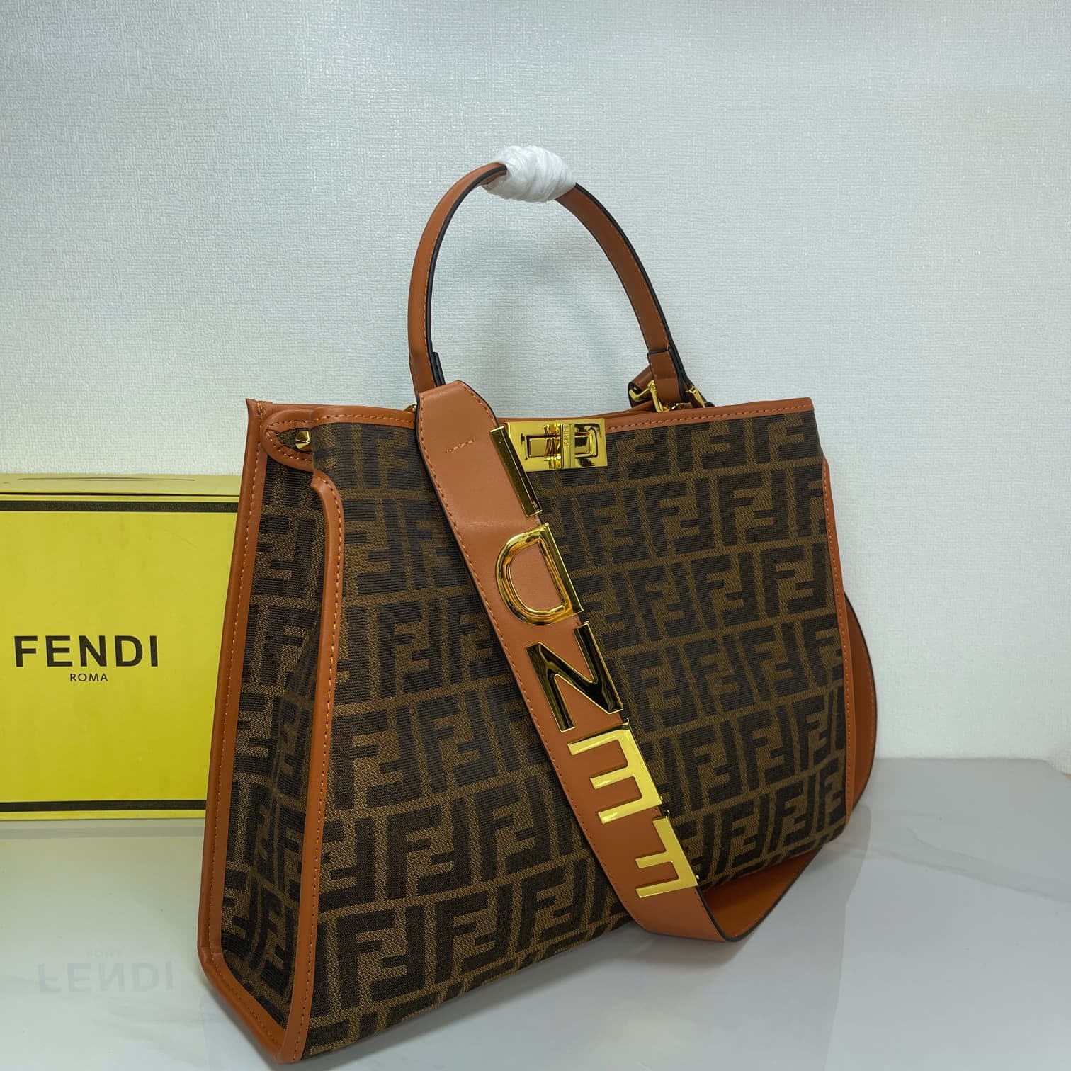 C2799 A hit product arrives! [FENDI x-lite] Peekaboo collection handbags – The new Peekaboo X-Lite series handbags born on the 10th anniversary! Rejecting the classic horizontal bar design, the central compartment, and Peekaboo X-Lite feature a stunning i — image 3