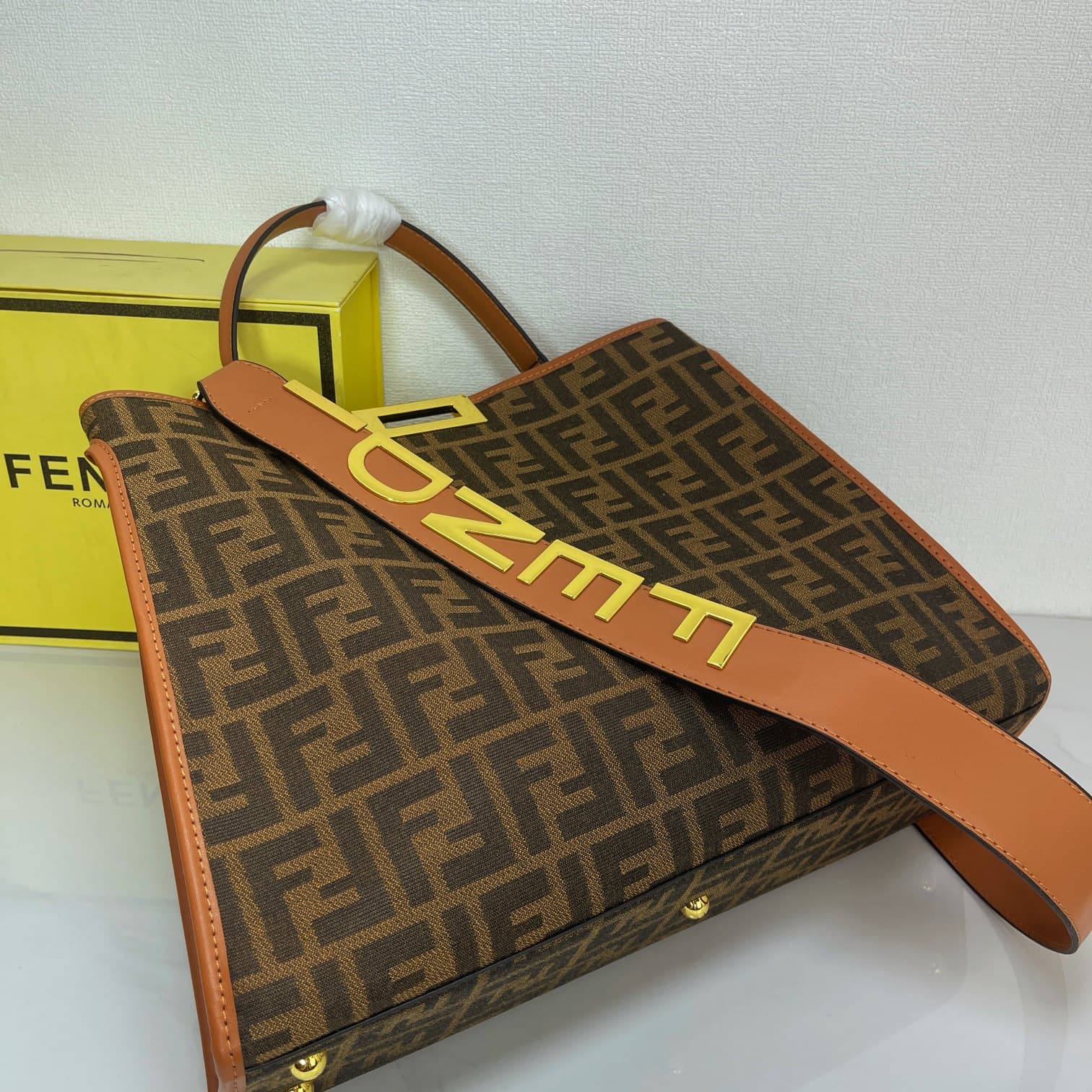 C2799 A hit product arrives! [FENDI x-lite] Peekaboo collection handbags – The new Peekaboo X-Lite series handbags born on the 10th anniversary! Rejecting the classic horizontal bar design, the central compartment, and Peekaboo X-Lite feature a stunning i — image 4