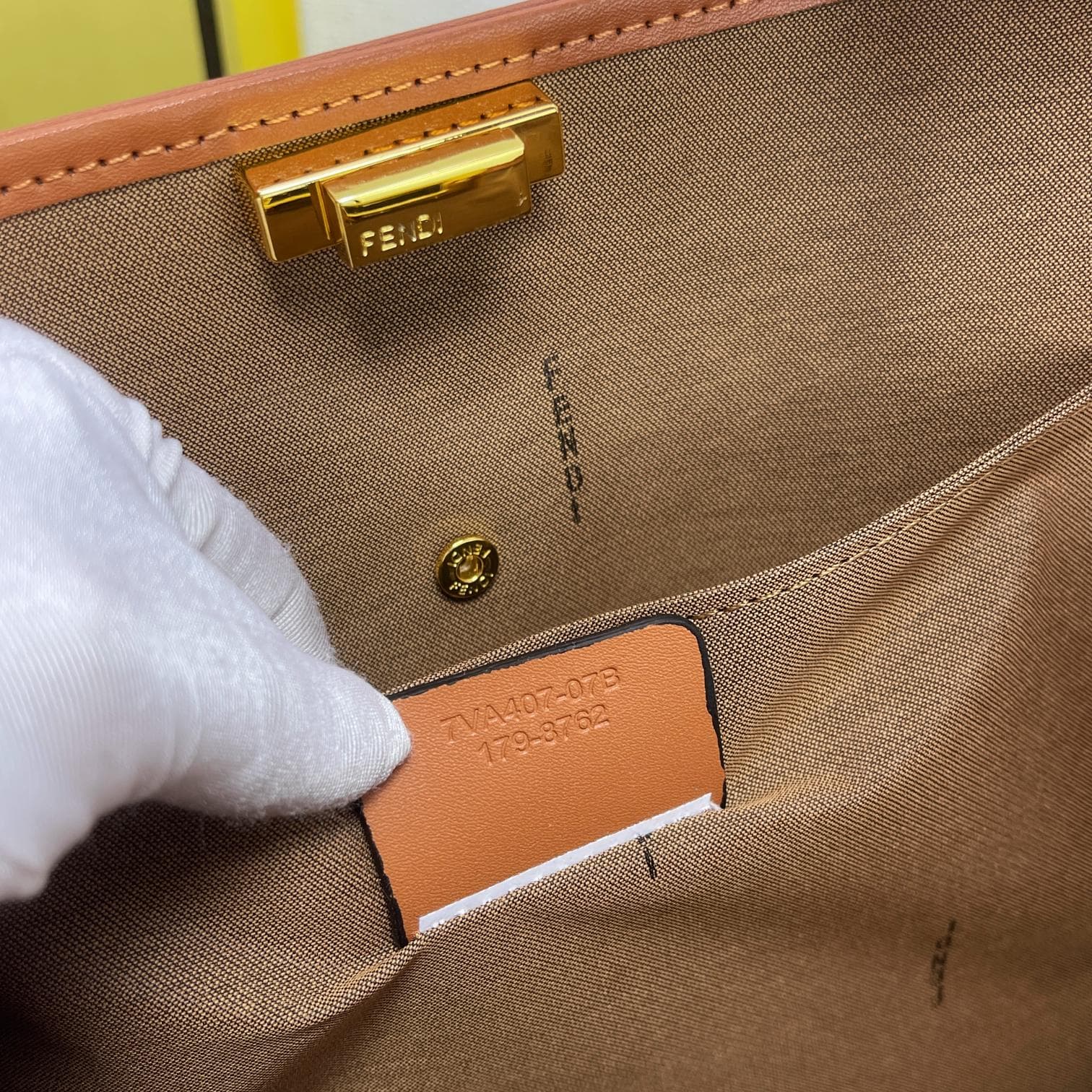 C2799 A hit product arrives! [FENDI x-lite] Peekaboo collection handbags – The new Peekaboo X-Lite series handbags born on the 10th anniversary! Rejecting the classic horizontal bar design, the central compartment, and Peekaboo X-Lite feature a stunning i — image 8