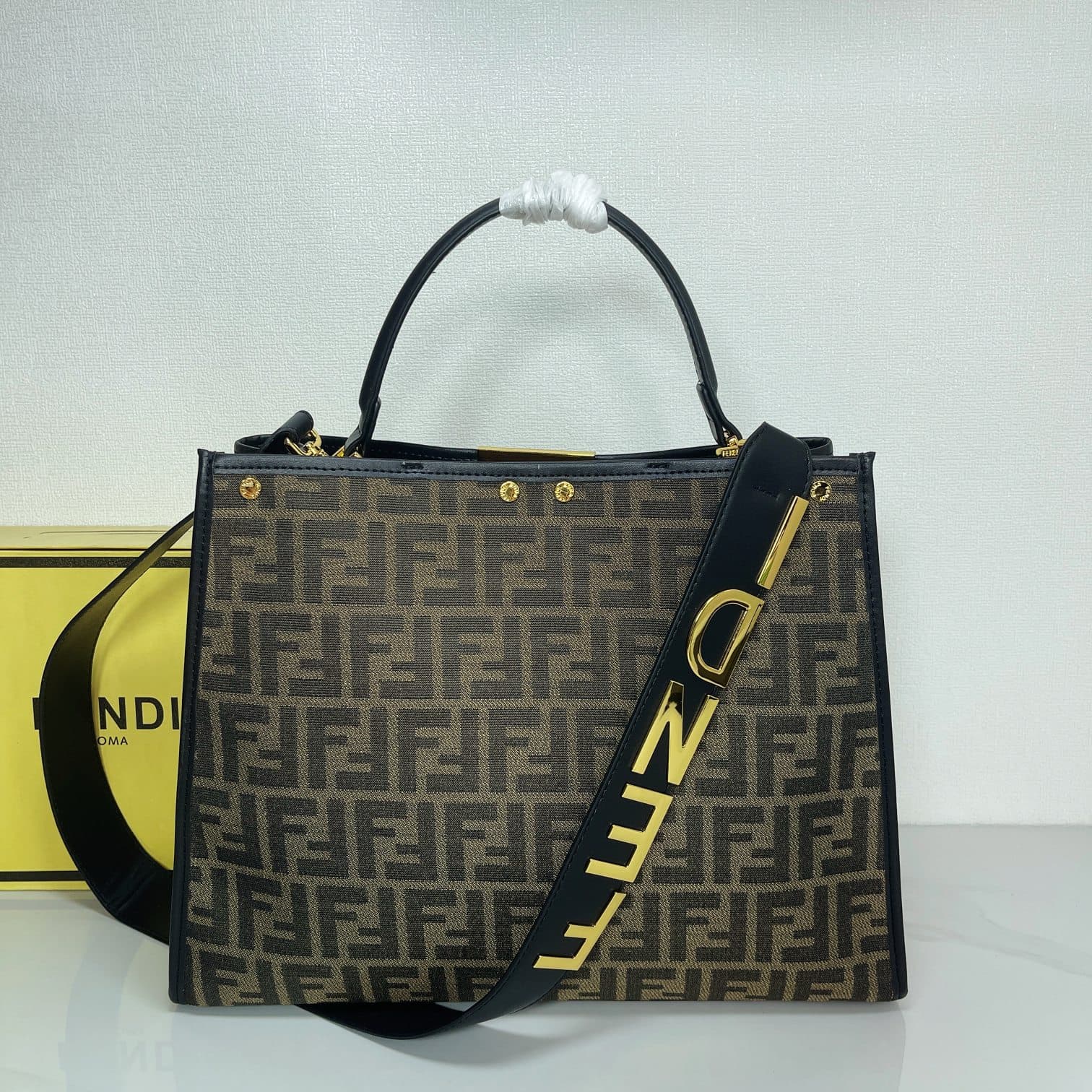 C2798 A hit product arrives! [FENDI x-lite] Peekaboo collection handbags – The new Peekaboo X-Lite series handbags born for the 10th anniversary! Rejecting the classic horizontal bar design, the central compartment Peekaboo X-Lite features a stunning irre — image 3
