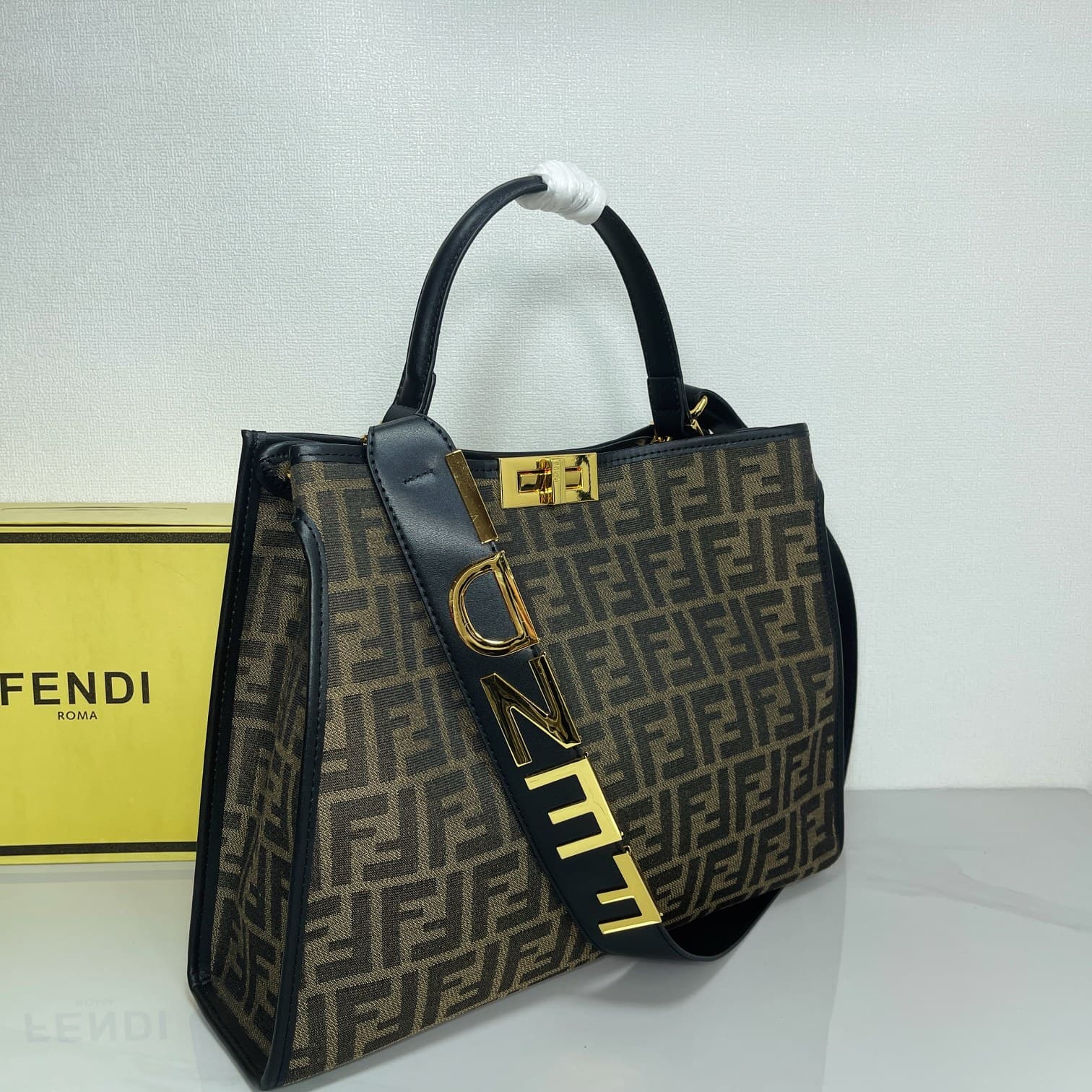 C2798 A hit product arrives! [FENDI x-lite] Peekaboo collection handbags – The new Peekaboo X-Lite series handbags born for the 10th anniversary! Rejecting the classic horizontal bar design, the central compartment Peekaboo X-Lite features a stunning irre — image 2