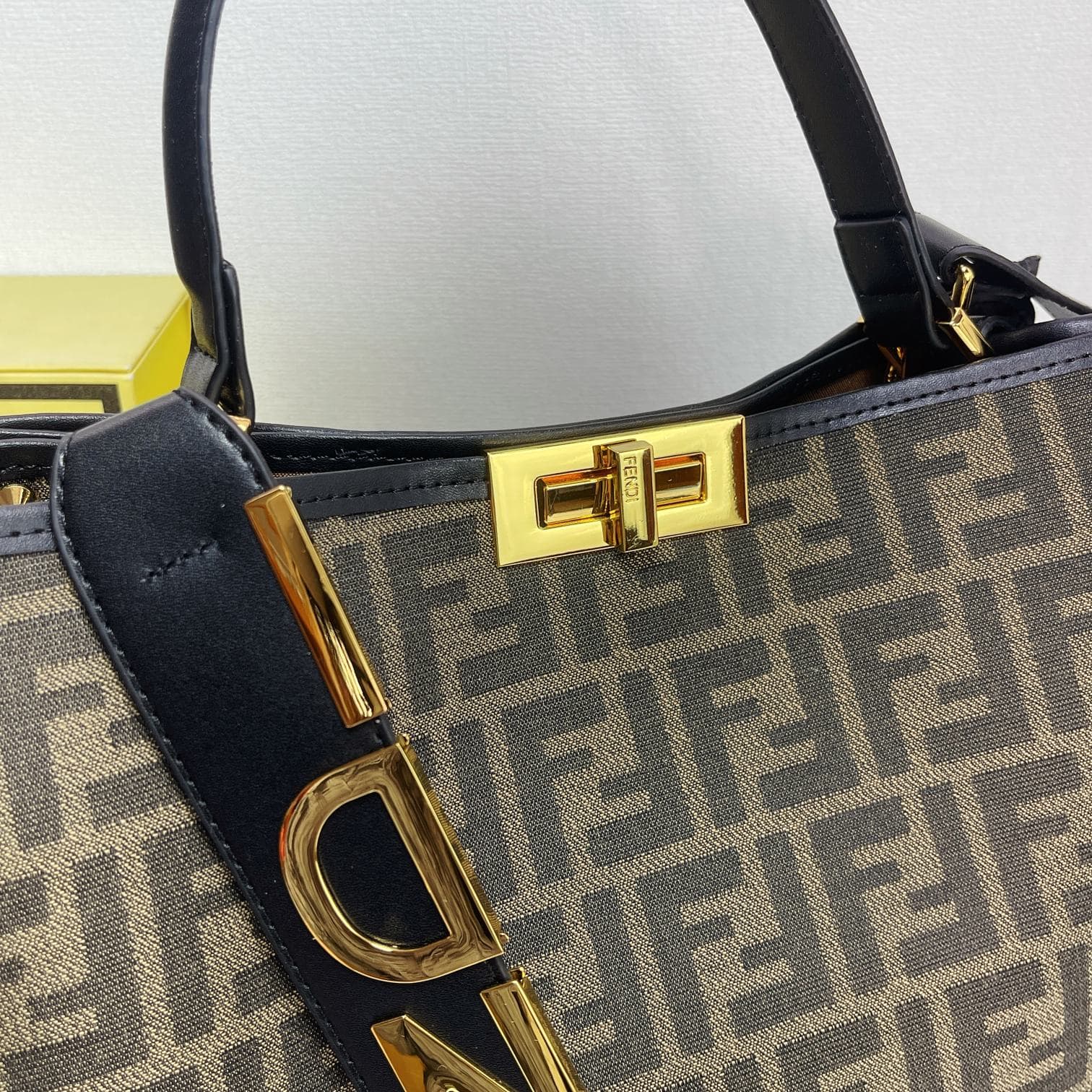C2798 A hit product arrives! [FENDI x-lite] Peekaboo collection handbags – The new Peekaboo X-Lite series handbags born for the 10th anniversary! Rejecting the classic horizontal bar design, the central compartment Peekaboo X-Lite features a stunning irre — image 5