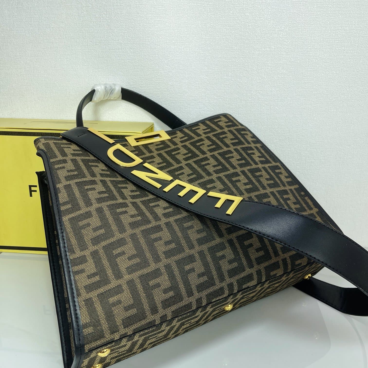 C2798 A hit product arrives! [FENDI x-lite] Peekaboo collection handbags – The new Peekaboo X-Lite series handbags born for the 10th anniversary! Rejecting the classic horizontal bar design, the central compartment Peekaboo X-Lite features a stunning irre — image 4