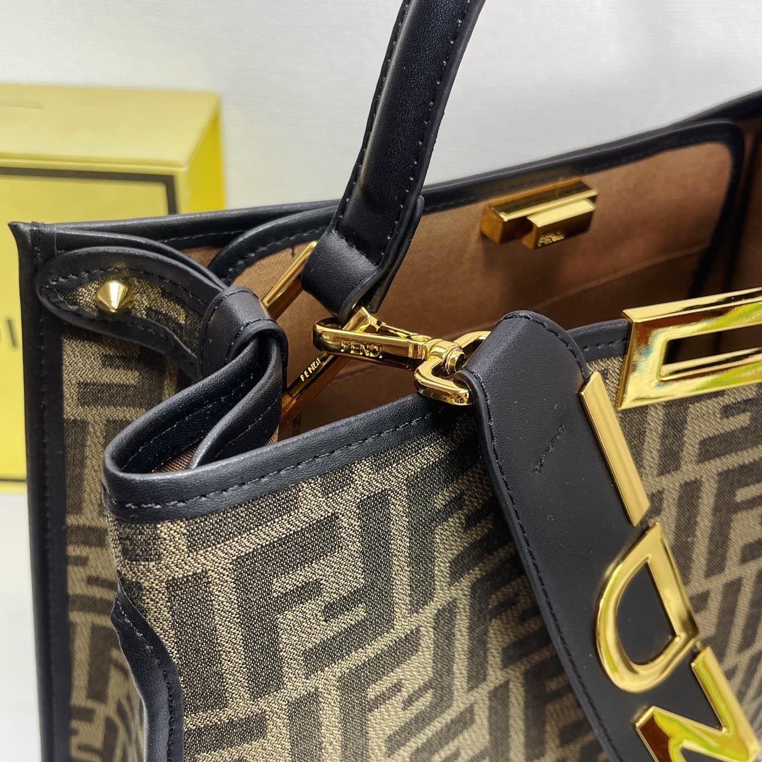 C2798 A hit product arrives! [FENDI x-lite] Peekaboo collection handbags – The new Peekaboo X-Lite series handbags born for the 10th anniversary! Rejecting the classic horizontal bar design, the central compartment Peekaboo X-Lite features a stunning irre — image 6