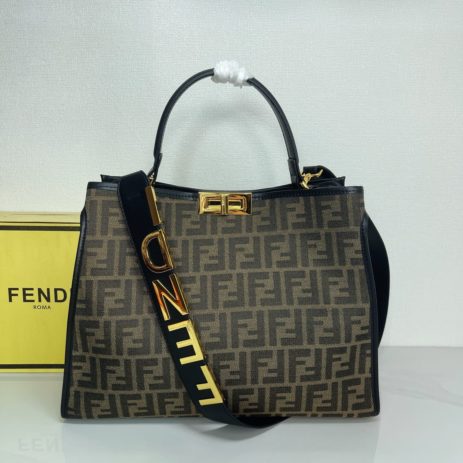 C2798 A hit product arrives! [FENDI x-lite] Peekaboo collection handbags – The new Peekaboo X-Lite series handbags born for the 10th anniversary! Rejecting the classic horizontal bar design, the central compartment Peekaboo X-Lite features a stunning irre — image 1