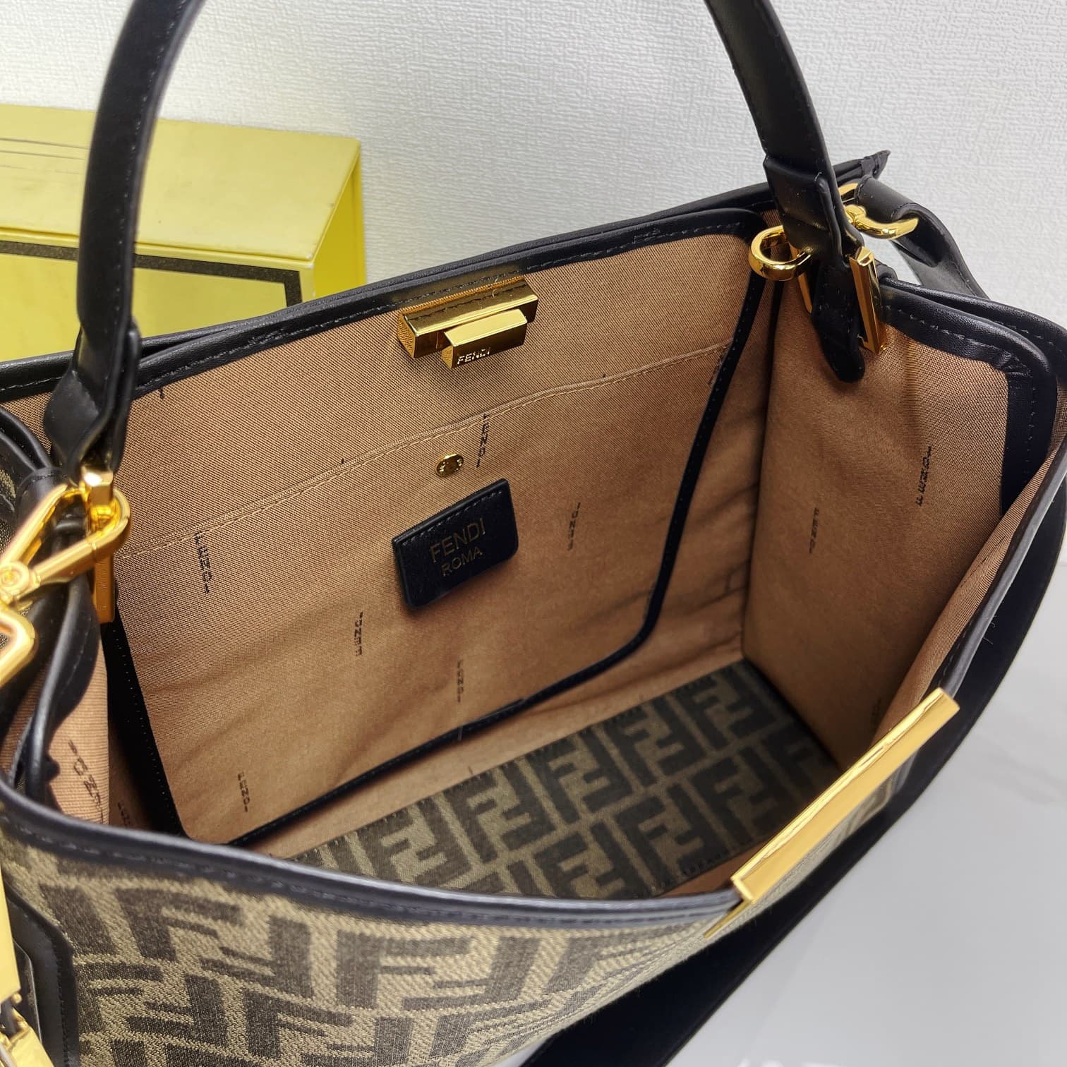 C2798 A hit product arrives! [FENDI x-lite] Peekaboo collection handbags – The new Peekaboo X-Lite series handbags born for the 10th anniversary! Rejecting the classic horizontal bar design, the central compartment Peekaboo X-Lite features a stunning irre — image 7