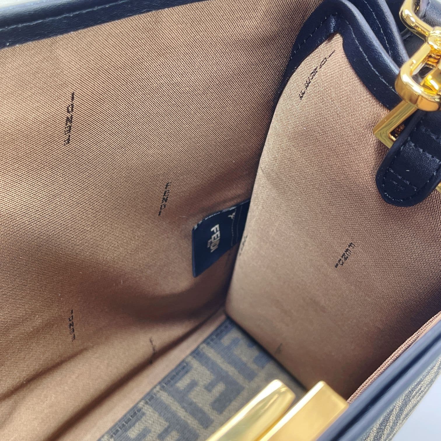 C2798 A hit product arrives! [FENDI x-lite] Peekaboo collection handbags – The new Peekaboo X-Lite series handbags born for the 10th anniversary! Rejecting the classic horizontal bar design, the central compartment Peekaboo X-Lite features a stunning irre — image 8