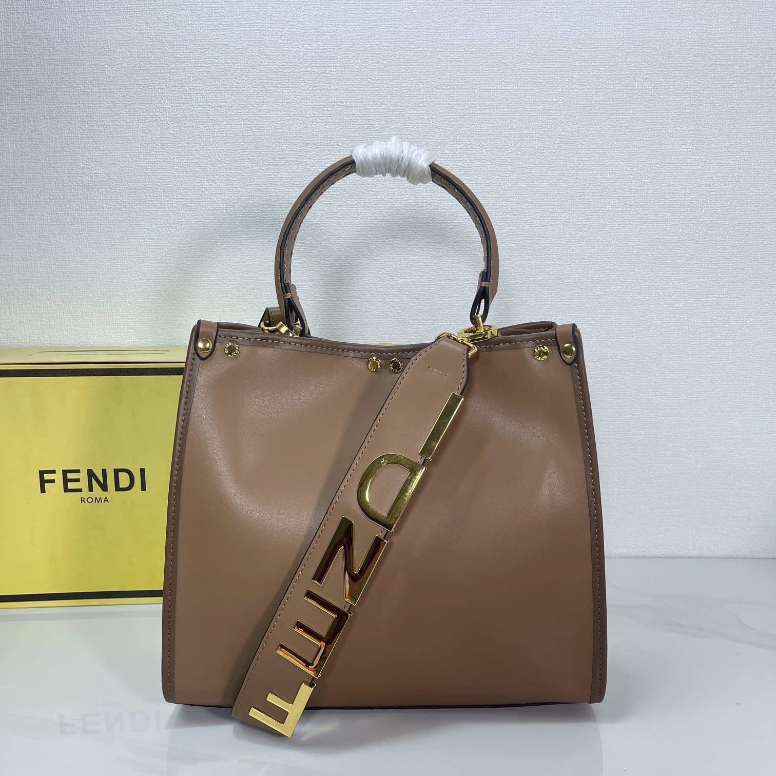 C2803 Fendi Perkaboo tote bags are basic models that can be used as beach bags. They feature heavy-duty embossing techniques, offering a vintage look while remaining durable. Made from high-quality leather material—different from previous models, it insta — image 5
