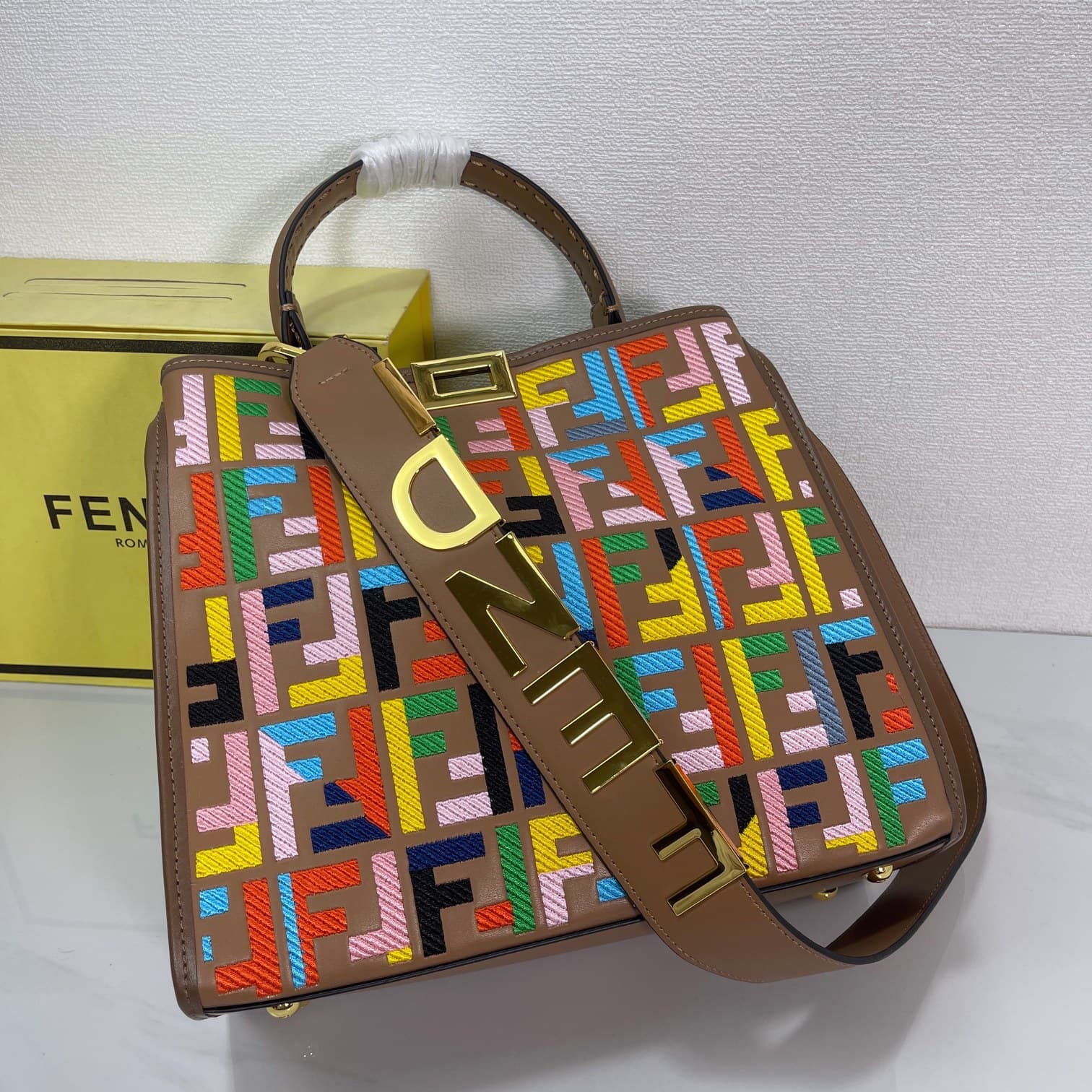 C2803 Fendi Perkaboo tote bags are basic models that can be used as beach bags. They feature heavy-duty embossing techniques, offering a vintage look while remaining durable. Made from high-quality leather material—different from previous models, it insta — image 4
