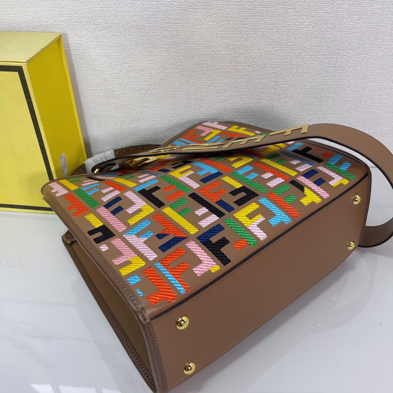 C2803 Fendi Perkaboo tote bags are basic models that can be used as beach bags. They feature heavy-duty embossing techniques, offering a vintage look while remaining durable. Made from high-quality leather material—different from previous models, it insta — image 6