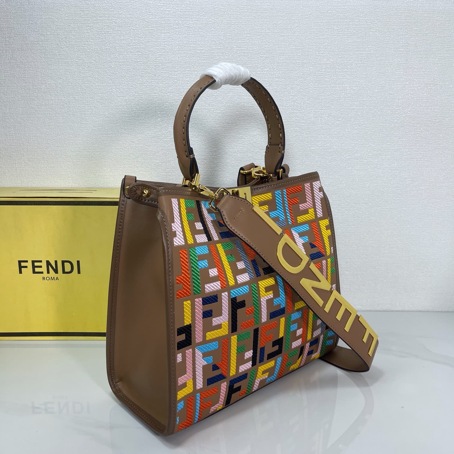 C2803 Fendi Perkaboo tote bags are basic models that can be used as beach bags. They feature heavy-duty embossing techniques, offering a vintage look while remaining durable. Made from high-quality leather material—different from previous models, it insta — image 3
