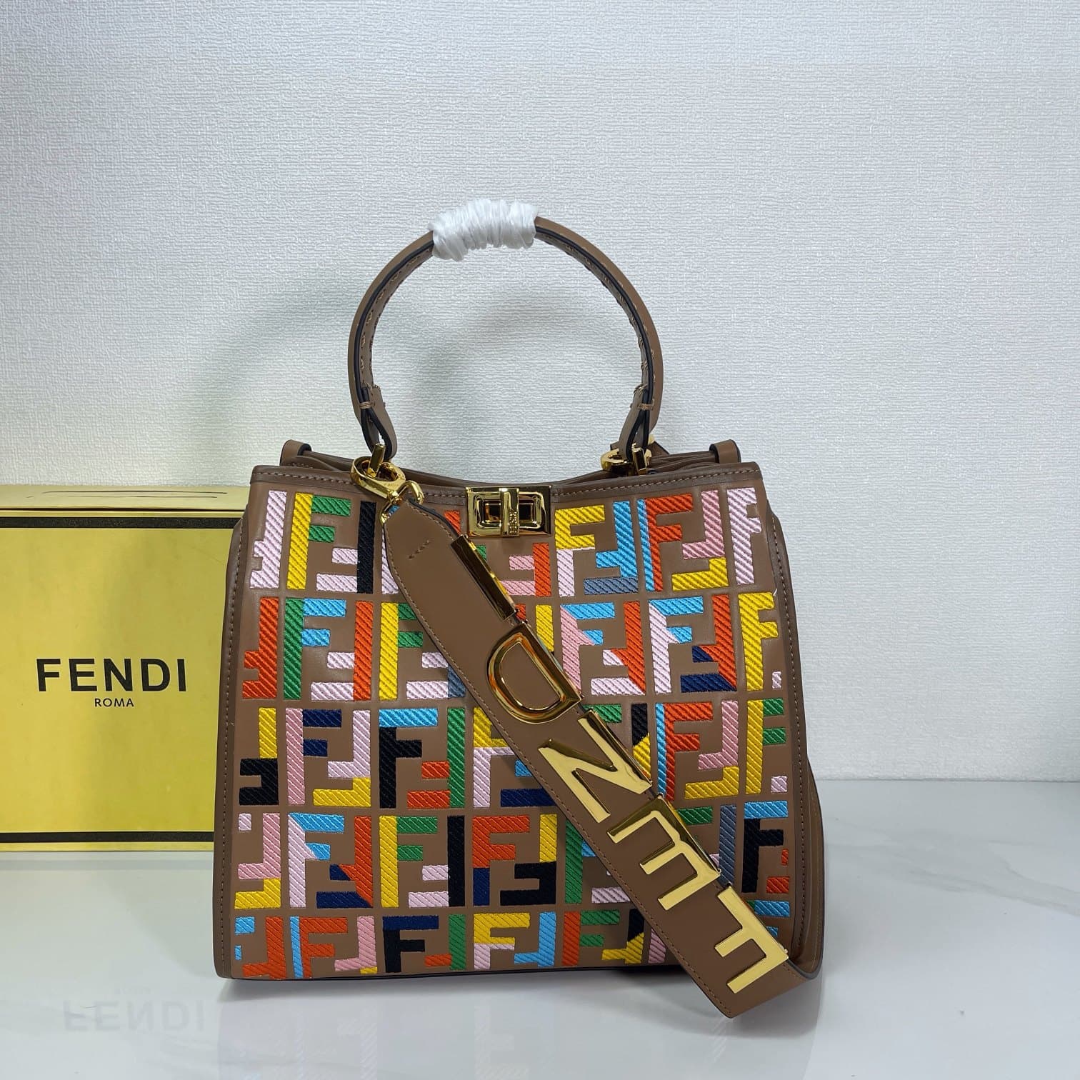C2803 Fendi Perkaboo tote bags are basic models that can be used as beach bags. They feature heavy-duty embossing techniques, offering a vintage look while remaining durable. Made from high-quality leather material—different from previous models, it insta — image 2