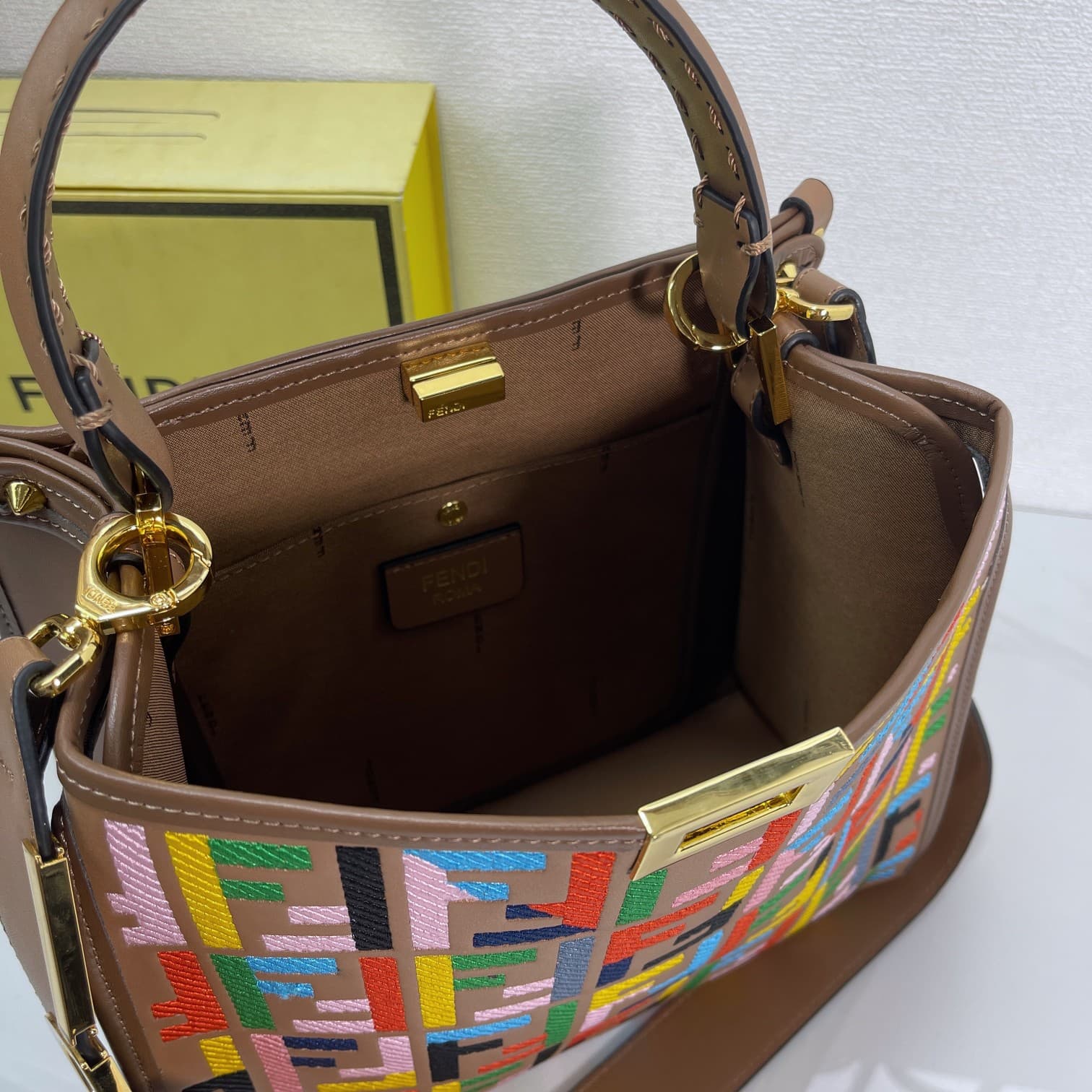 C2803 Fendi Perkaboo tote bags are basic models that can be used as beach bags. They feature heavy-duty embossing techniques, offering a vintage look while remaining durable. Made from high-quality leather material—different from previous models, it insta — image 7