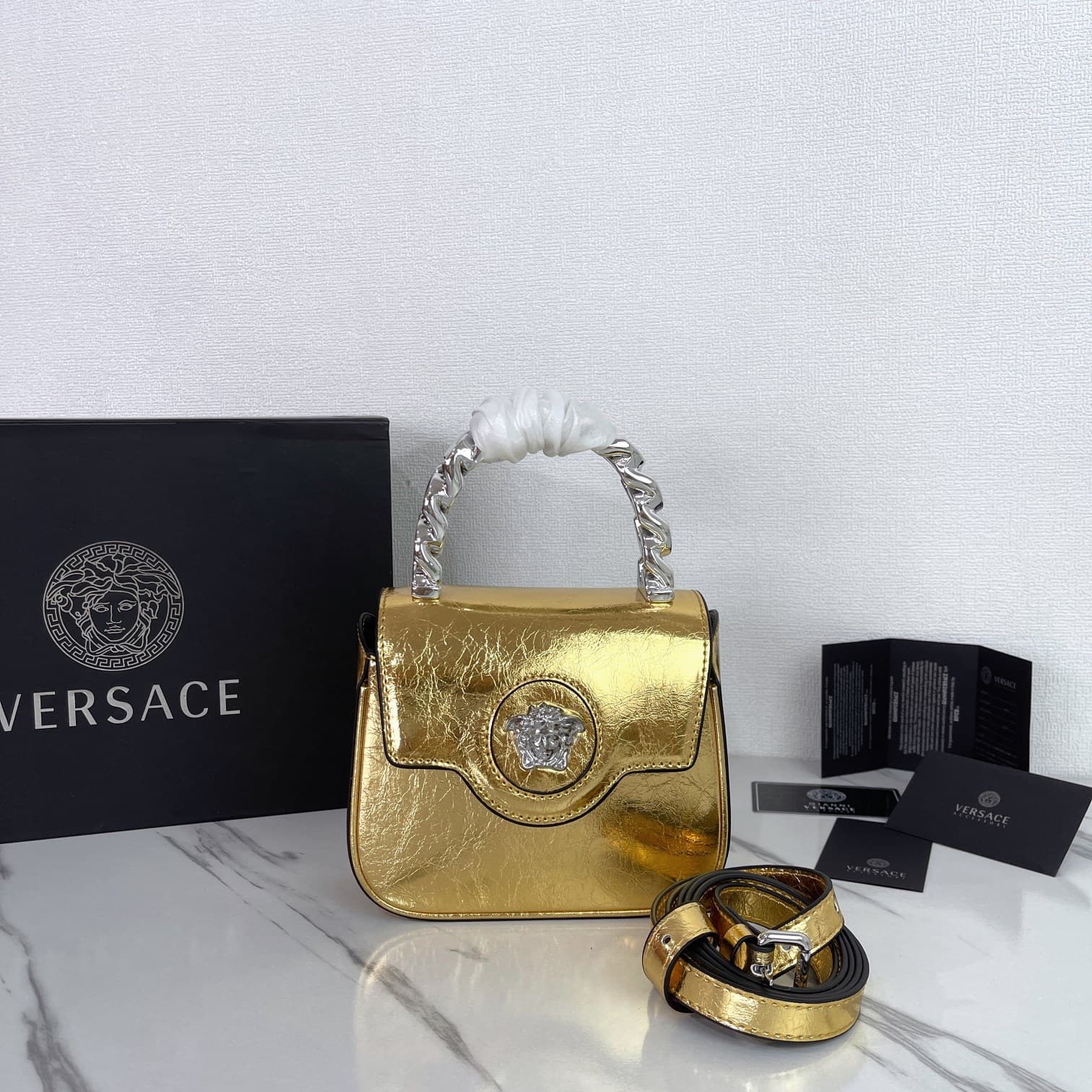 C2828 The new La Medusa mini bag, which has become very popular across the internet, is now available! It’s made from high-quality cowhide. The ton-sur-ton Medusa pattern in the center is highly recognizable. The handle at the top of the strap is detachab — image 1