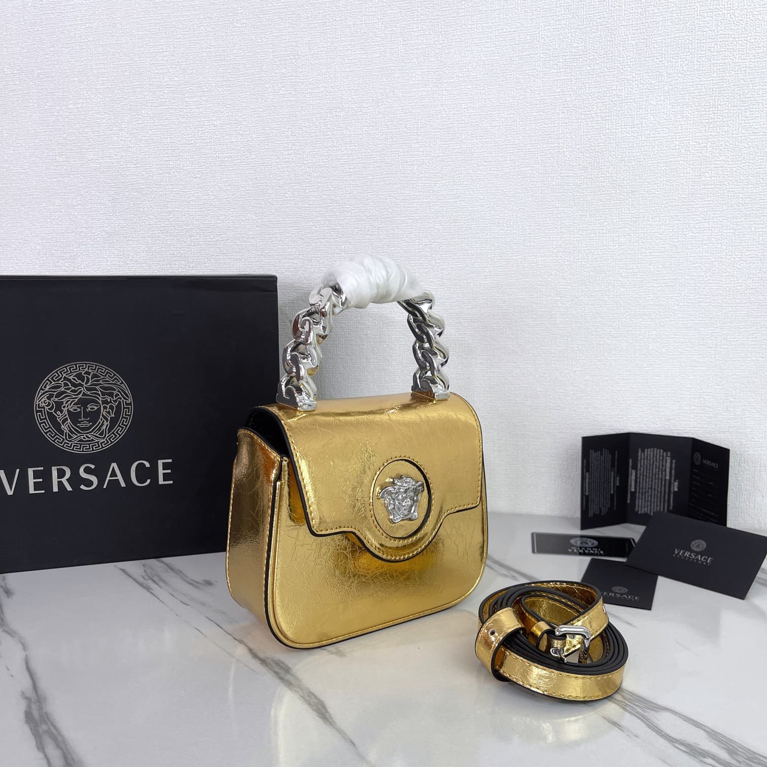 C2828 The new La Medusa mini bag, which has become very popular across the internet, is now available! It’s made from high-quality cowhide. The ton-sur-ton Medusa pattern in the center is highly recognizable. The handle at the top of the strap is detachab — image 2