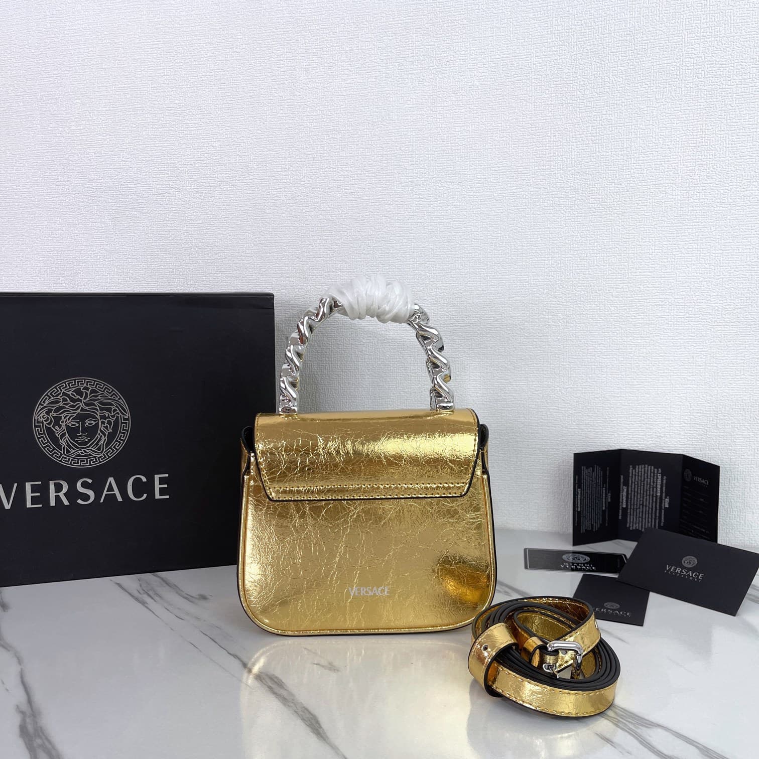 C2828 The new La Medusa mini bag, which has become very popular across the internet, is now available! It’s made from high-quality cowhide. The ton-sur-ton Medusa pattern in the center is highly recognizable. The handle at the top of the strap is detachab — image 3