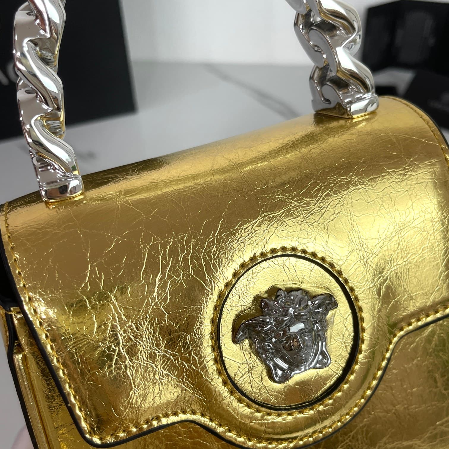C2828 The new La Medusa mini bag, which has become very popular across the internet, is now available! It’s made from high-quality cowhide. The ton-sur-ton Medusa pattern in the center is highly recognizable. The handle at the top of the strap is detachab — image 5