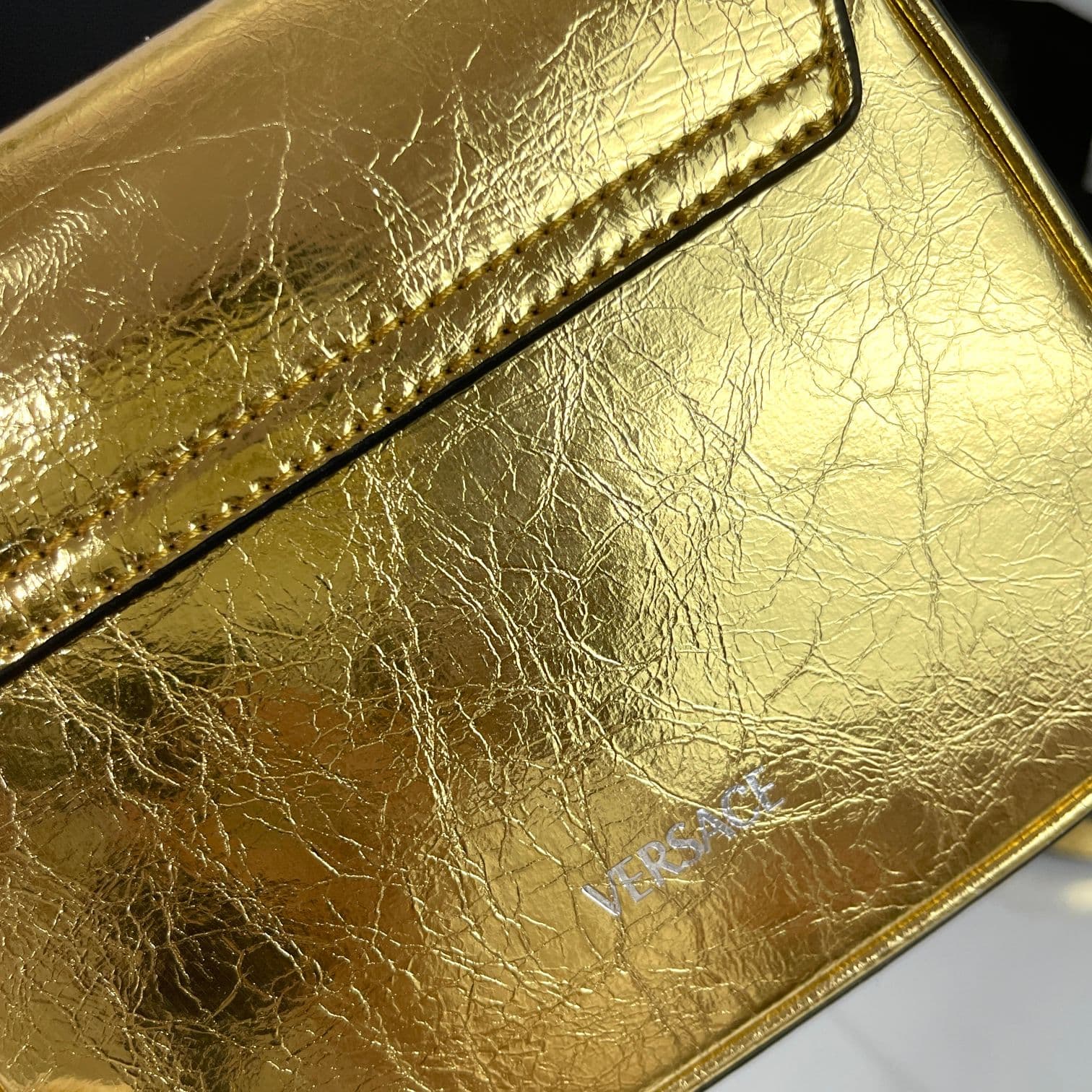 C2828 The new La Medusa mini bag, which has become very popular across the internet, is now available! It’s made from high-quality cowhide. The ton-sur-ton Medusa pattern in the center is highly recognizable. The handle at the top of the strap is detachab — image 6
