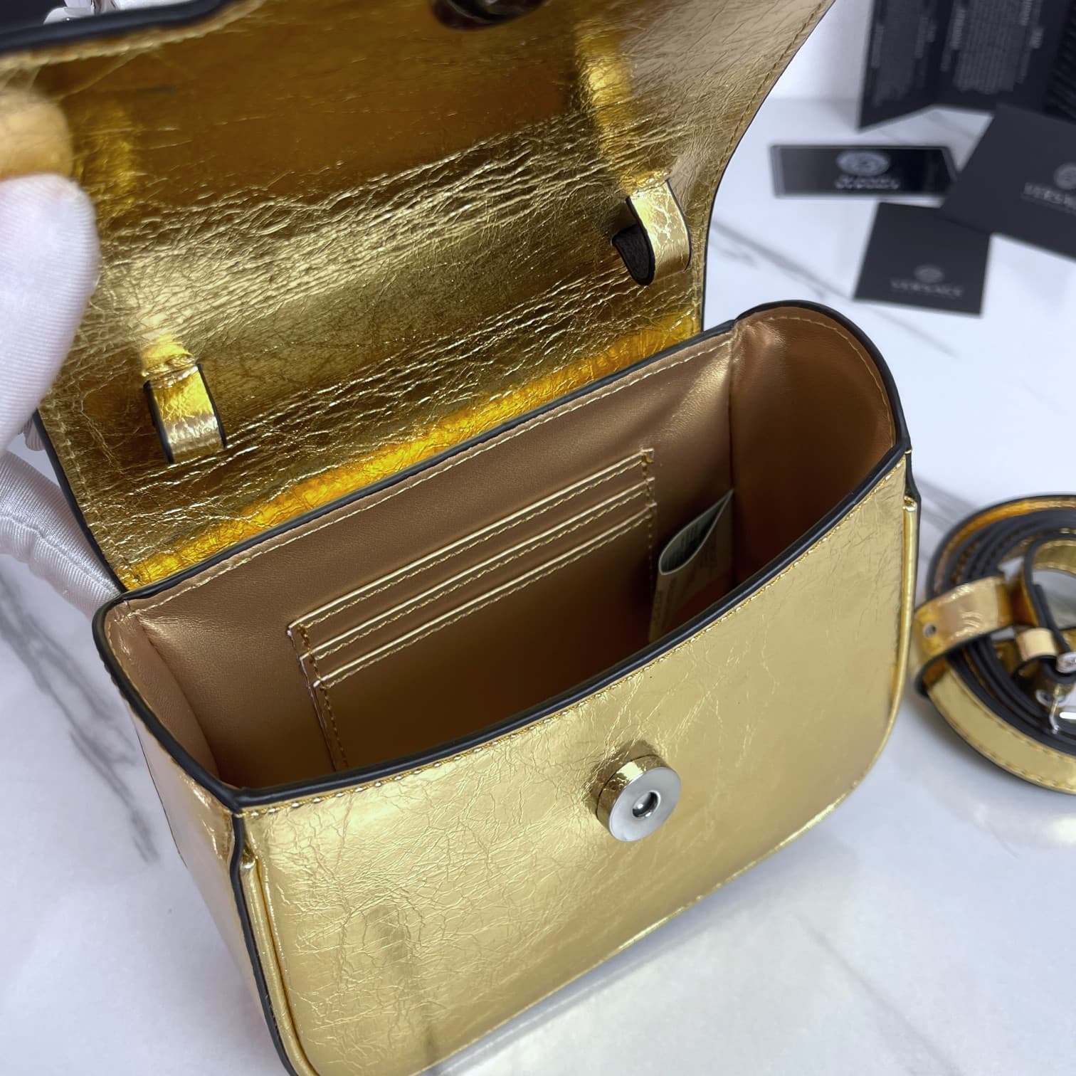 C2828 The new La Medusa mini bag, which has become very popular across the internet, is now available! It’s made from high-quality cowhide. The ton-sur-ton Medusa pattern in the center is highly recognizable. The handle at the top of the strap is detachab — image 7