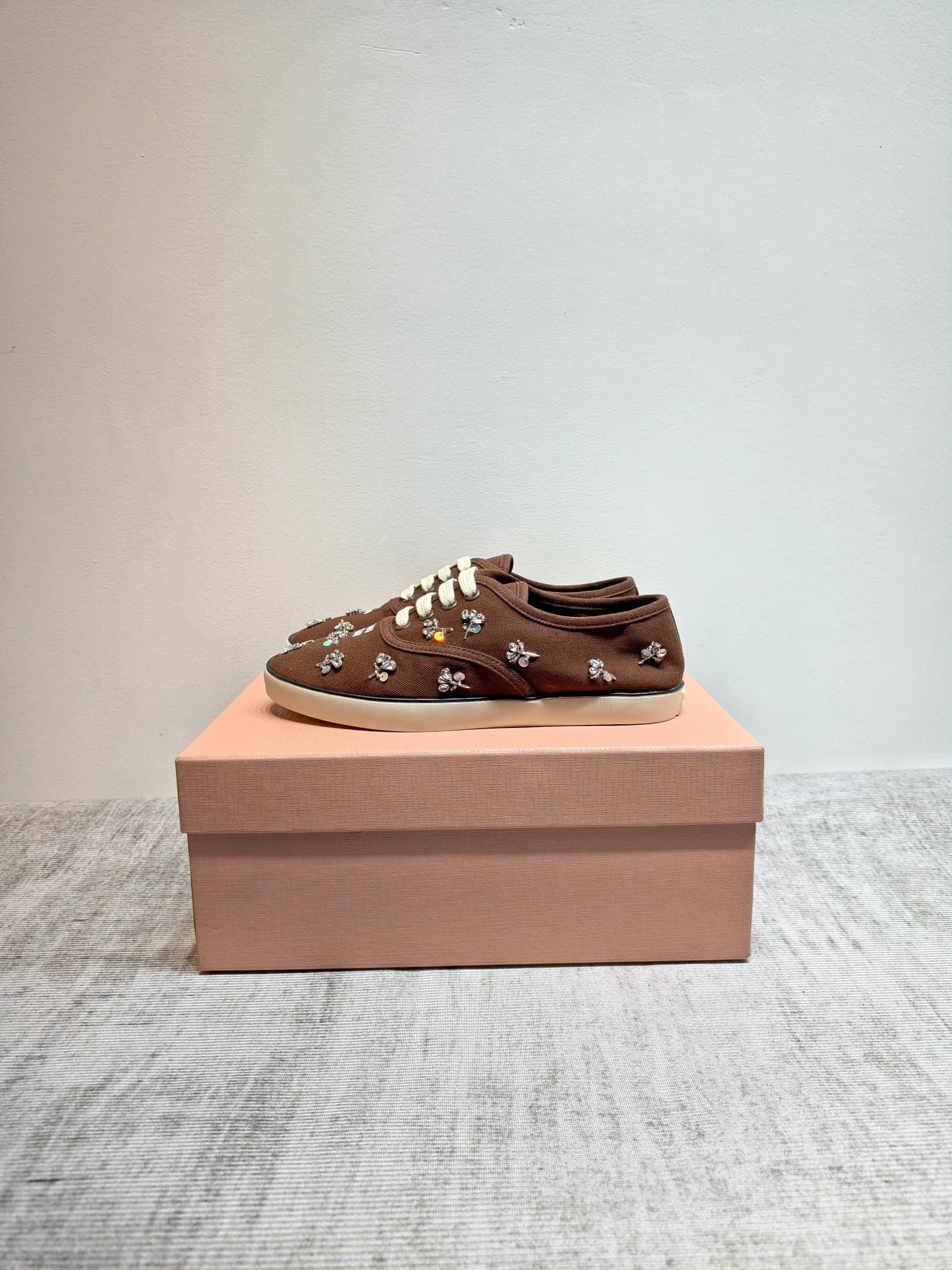 D10642 MIUMIU 2026 new model. The upper is made of twill canvas (textile material) with a textile lining. The sole is made of rubber with the brand logo. The insole is a detachable fabric insole, offering both comfort and a distinct brand feel. Iconic “pe — image 4
