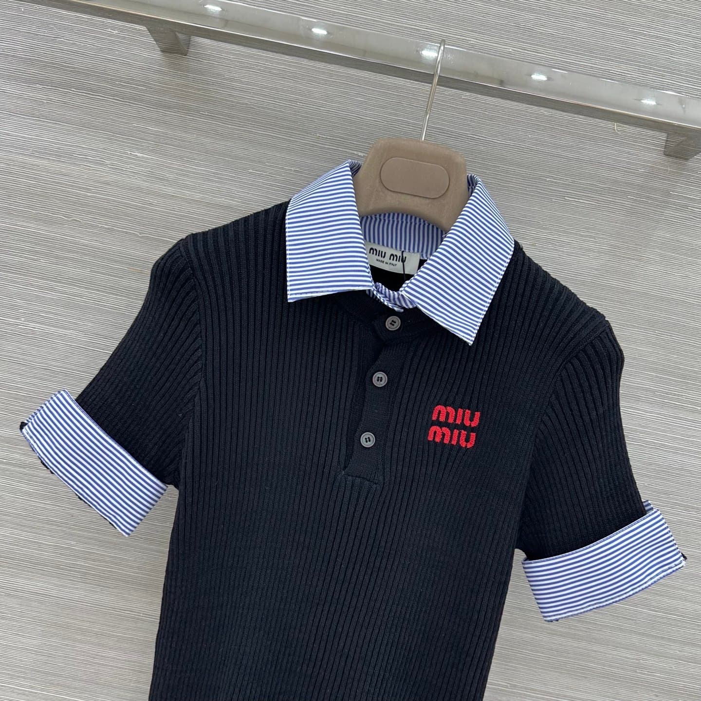 C18531 Exclusive release ❤️ High-quality original items – a great choice for sales! Miu-style outfits! 26 new spring/summer collection: a two-piece design with contrasting stripes and a collared top, along with embroidered letters on the fabric. A perfect — image 2