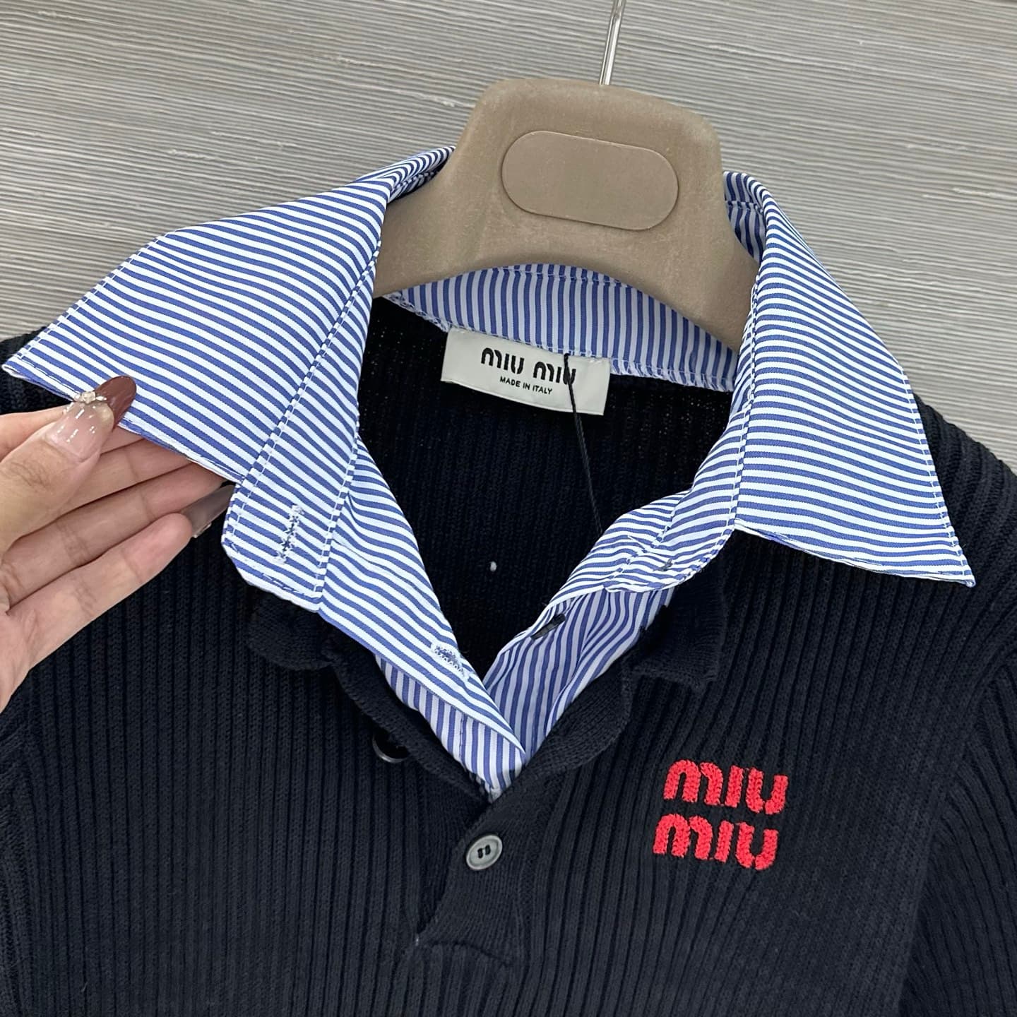 C18531 Exclusive release ❤️ High-quality original items – a great choice for sales! Miu-style outfits! 26 new spring/summer collection: a two-piece design with contrasting stripes and a collared top, along with embroidered letters on the fabric. A perfect — image 5