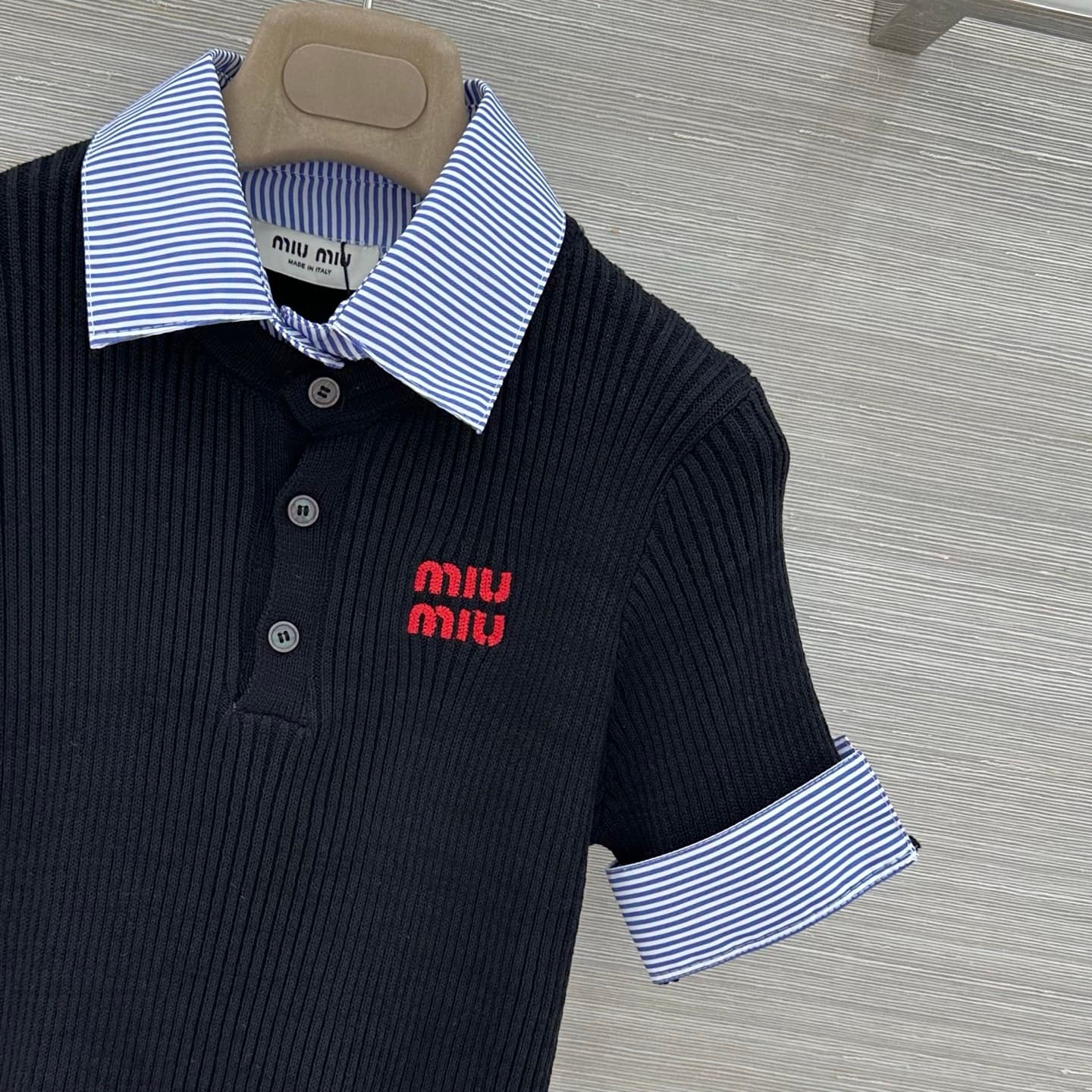 C18531 Exclusive release ❤️ High-quality original items – a great choice for sales! Miu-style outfits! 26 new spring/summer collection: a two-piece design with contrasting stripes and a collared top, along with embroidered letters on the fabric. A perfect — image 4
