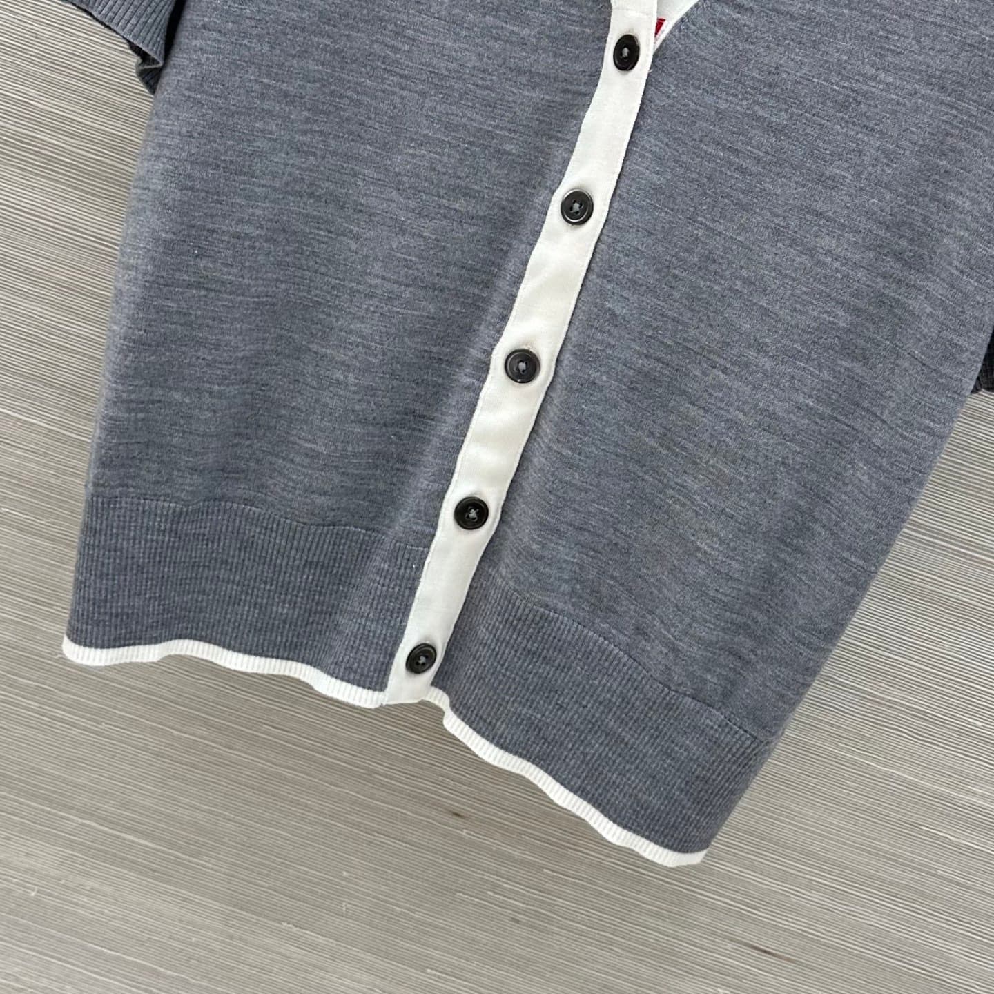 C18533 Exclusive release by VP❤️, high-quality original products! TB British-style fashion for aging prevention, 26 new spring collection – a short sweater with a design featuring a tennis racket pattern, made of open-weave silk and wool! A must-have for  — image 5