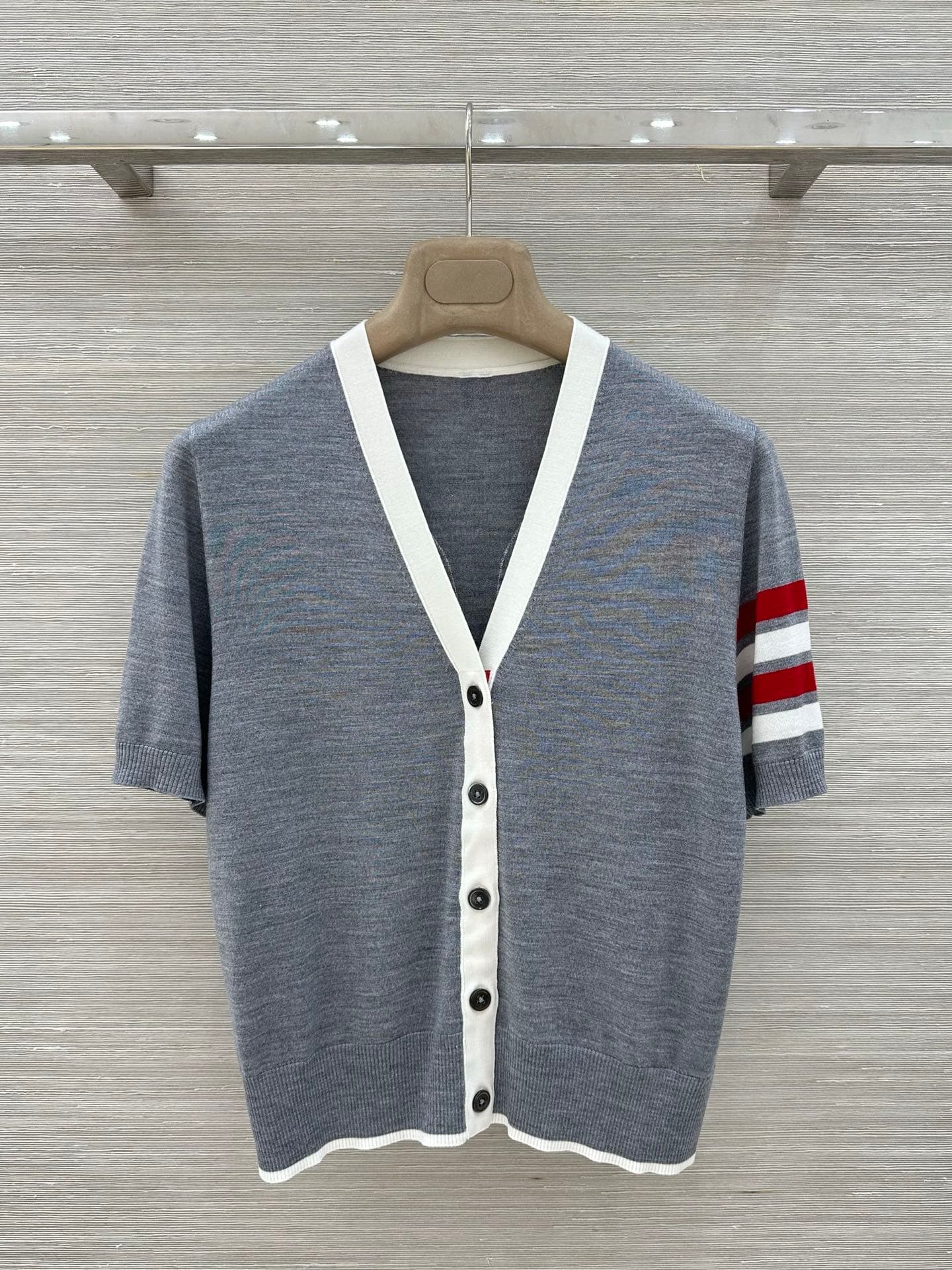 C18533 Exclusive release by VP❤️, high-quality original products! TB British-style fashion for aging prevention, 26 new spring collection – a short sweater with a design featuring a tennis racket pattern, made of open-weave silk and wool! A must-have for  — image 1