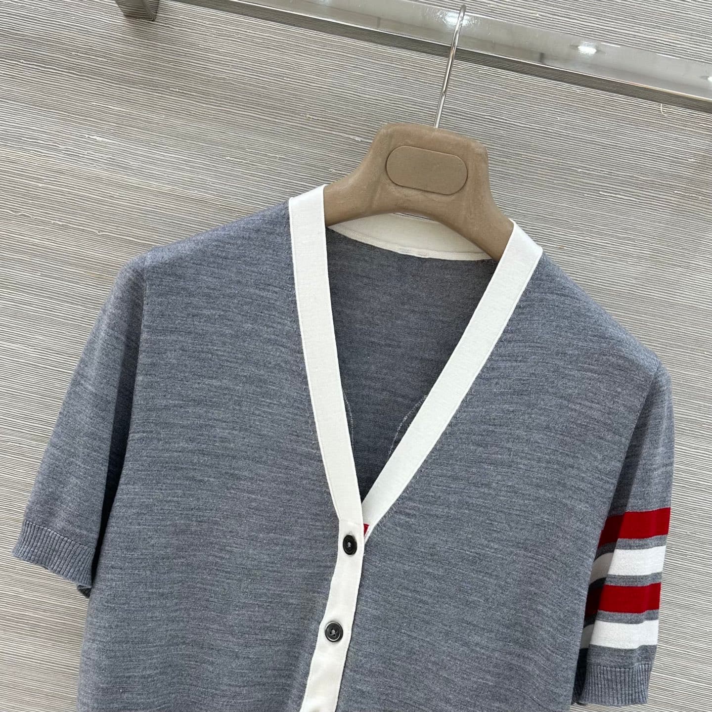 C18533 Exclusive release by VP❤️, high-quality original products! TB British-style fashion for aging prevention, 26 new spring collection – a short sweater with a design featuring a tennis racket pattern, made of open-weave silk and wool! A must-have for  — image 2