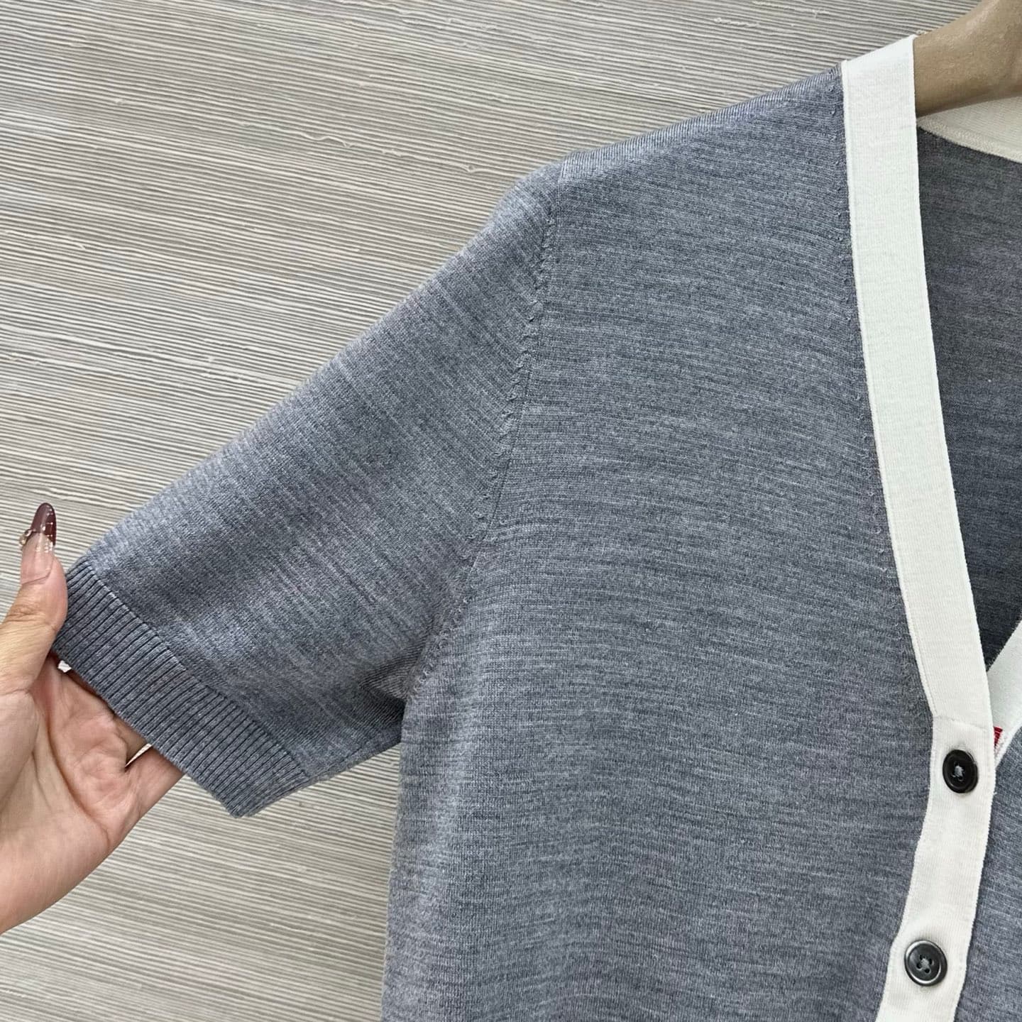 C18533 Exclusive release by VP❤️, high-quality original products! TB British-style fashion for aging prevention, 26 new spring collection – a short sweater with a design featuring a tennis racket pattern, made of open-weave silk and wool! A must-have for  — image 3