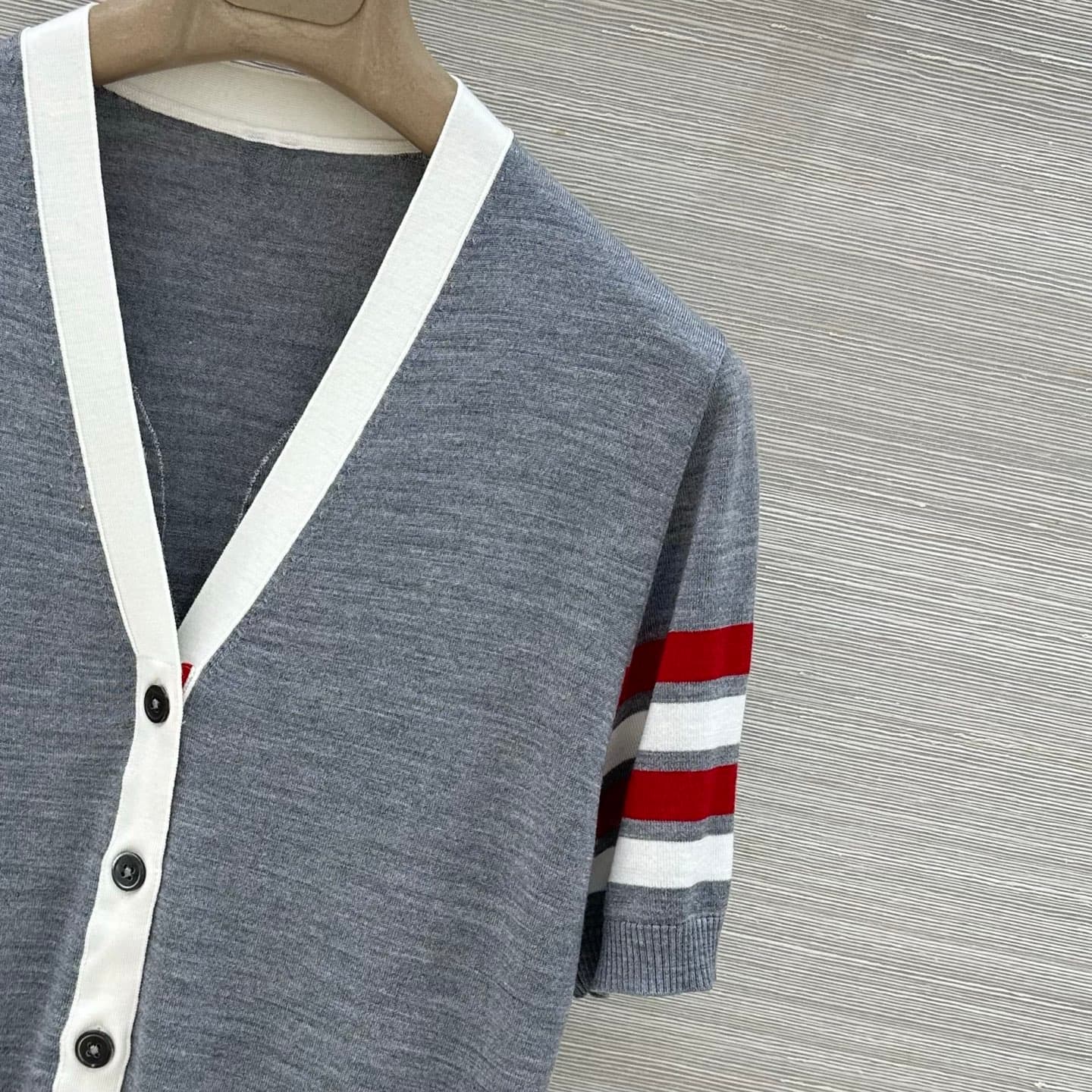 C18533 Exclusive release by VP❤️, high-quality original products! TB British-style fashion for aging prevention, 26 new spring collection – a short sweater with a design featuring a tennis racket pattern, made of open-weave silk and wool! A must-have for  — image 4