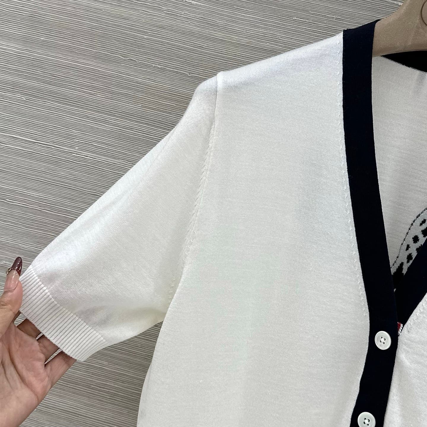 C18532 Exclusive release by VP❤️, high-quality original product! TB British-style age-reducing outfit, 26 new spring collection – a short sweater with a design featuring tennis racket patterns and open silk wool fabric! A must-have for fashion lovers. YB  — image 3