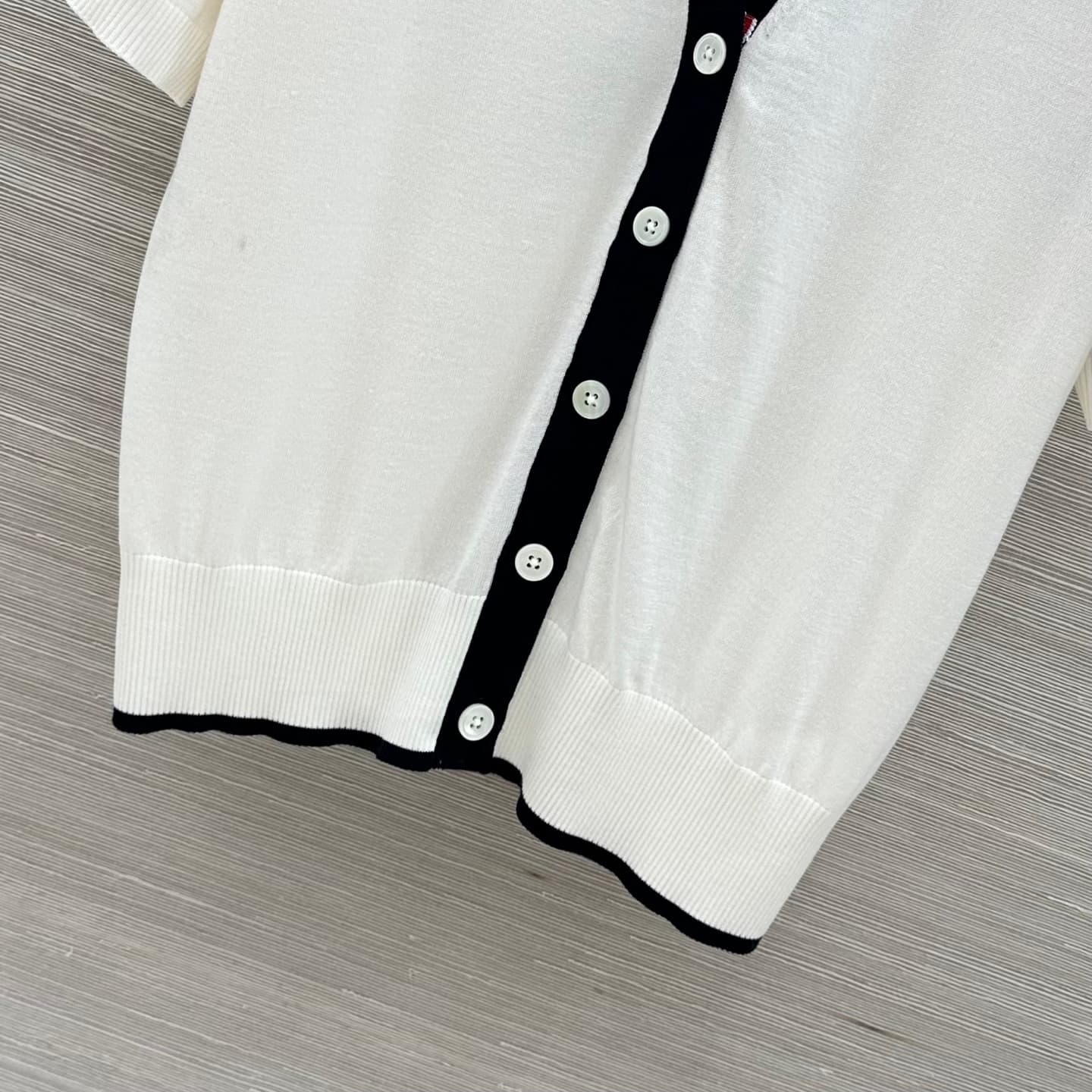C18532 Exclusive release by VP❤️, high-quality original product! TB British-style age-reducing outfit, 26 new spring collection – a short sweater with a design featuring tennis racket patterns and open silk wool fabric! A must-have for fashion lovers. YB  — image 5