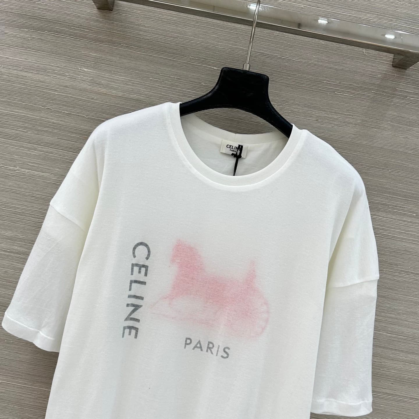 C18523 Exclusive release by VP! Highly popular item – highly recommended ❤️ High-quality original design; long-term fashion style. Double-layer design with a Arc de Triomphe pattern on the short-sleeved T-shirt. Features a logo print with “carriage” lette — image 2