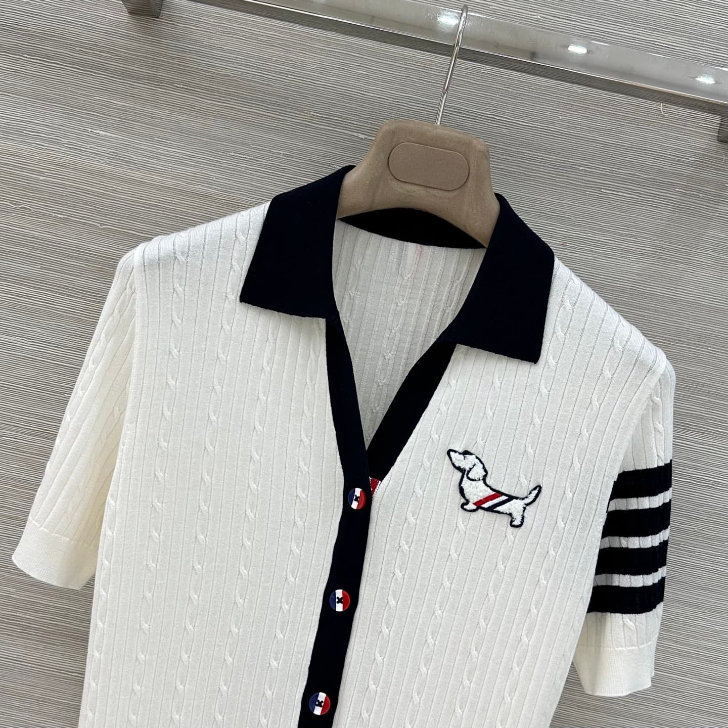 C18534 Exclusive release by VP❤️, high-quality original product! TB British-style fashion for aging prevention – 26 new spring collection. Short sweater with Little dog embroidery and open-weave silk-wool material! A must-have for fashion lovers. YB custo — image 2